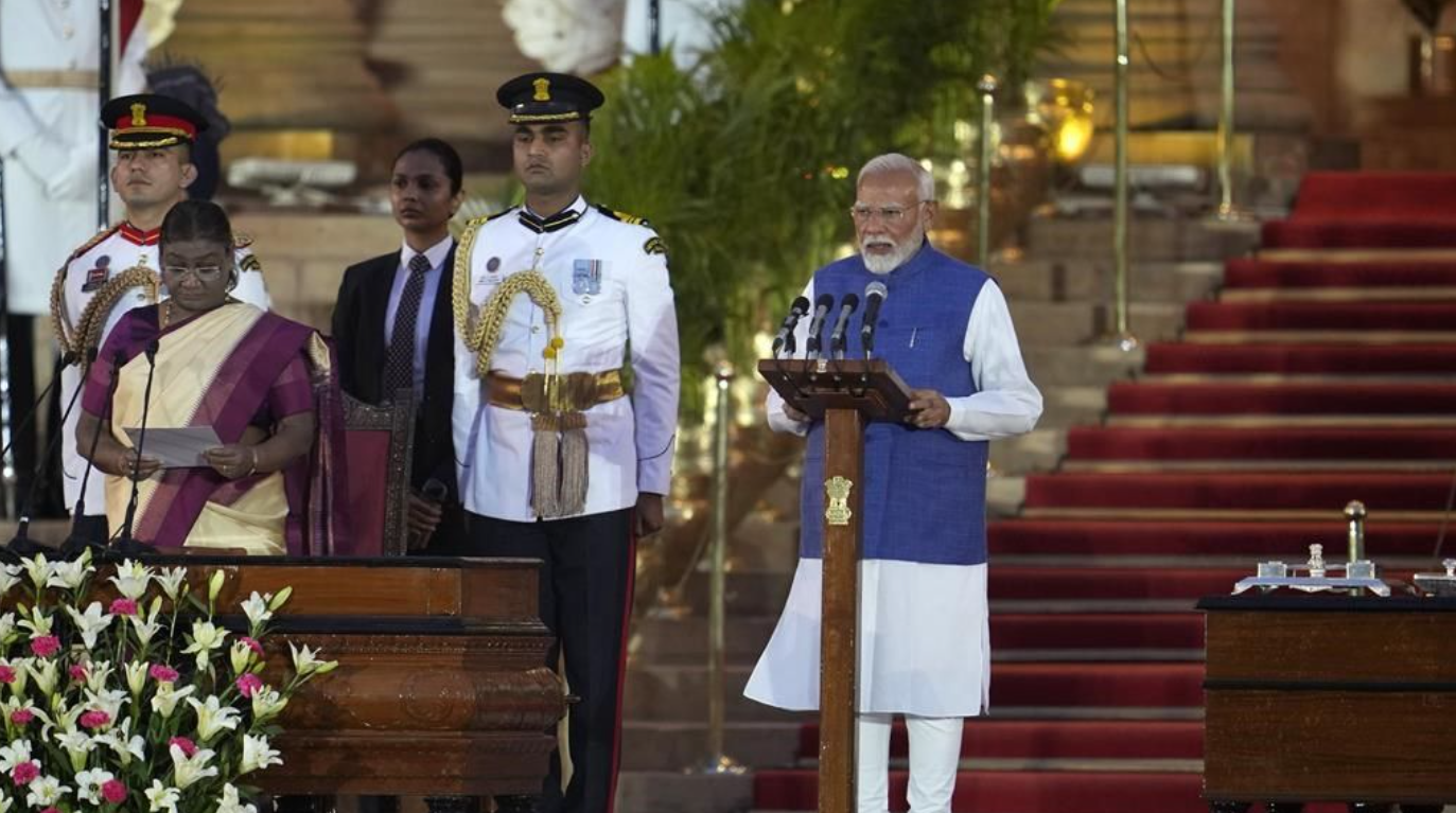 Narendra Modi, à droite, est investi Premier ministre de l'Inde par la présidente Draupadi Murmu, à gauche, au Rashtrapati Bhawan, à New Delhi, Inde, le dimanche 9 juin 2024. 