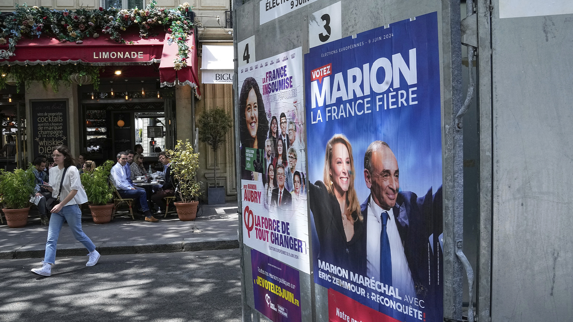 En vue des élections européenneses, des affiches de campagne sont installées à côté d'un restaurant à Paris, le jeudi 6 juin 2024. Les élections européennes ont lieu le 9 juin. 