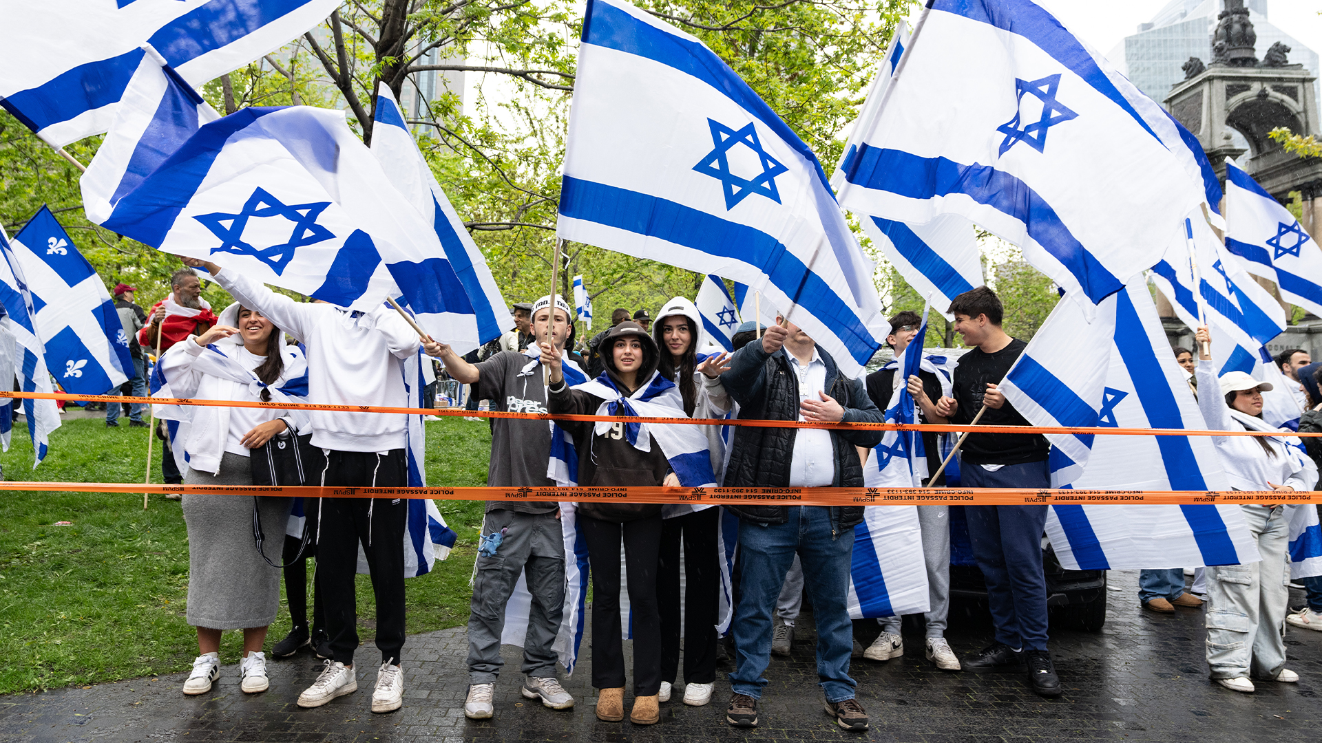 Des sympathisants de l'État d'Israël célèbrent la fête d'Indépendance du pays, à Montréal le 14 mai 2024.