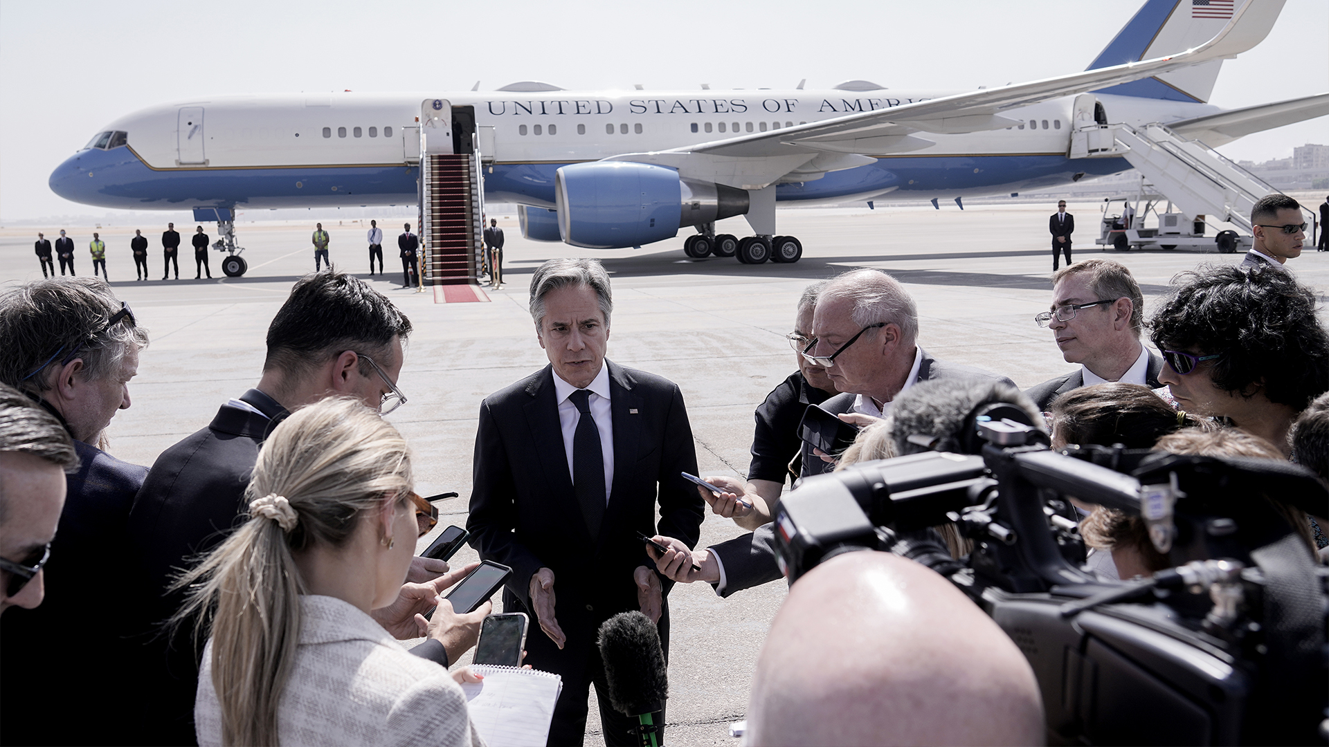 Le secrétaire d'État américain Antony Blinken s'adresse aux journalistes après sa rencontre avec le président égyptien Abdel-Fattah el-Sissi, à l'aéroport du Caire, en Égypte, le lundi 10 juin 2024.