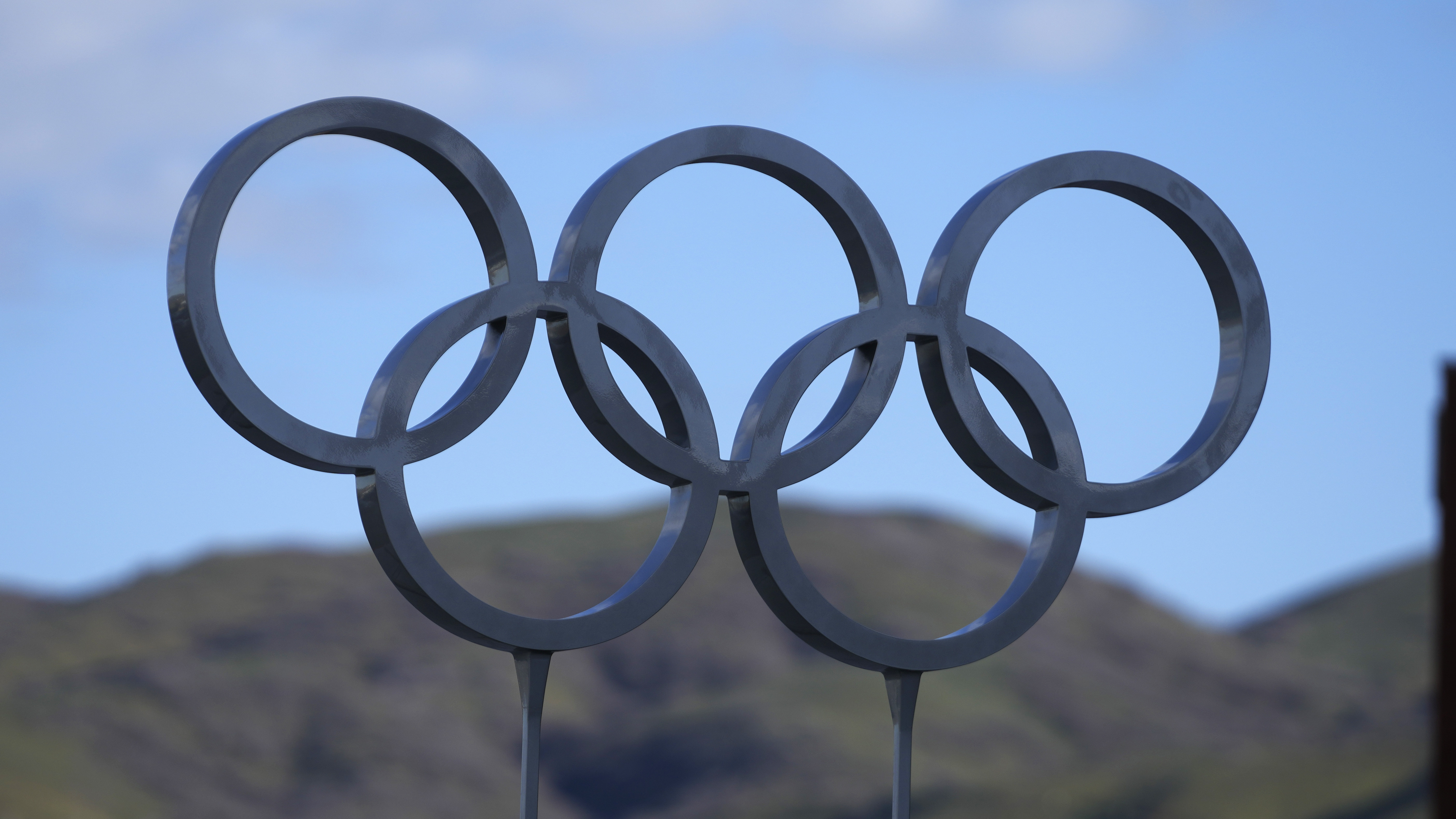 Les anneaux des Jeux olympiques d'hiver de 2002 sont montrés à l'extérieur du stade Rice-Eccles, mercredi 10 avril 2024, à Salt Lake City. 