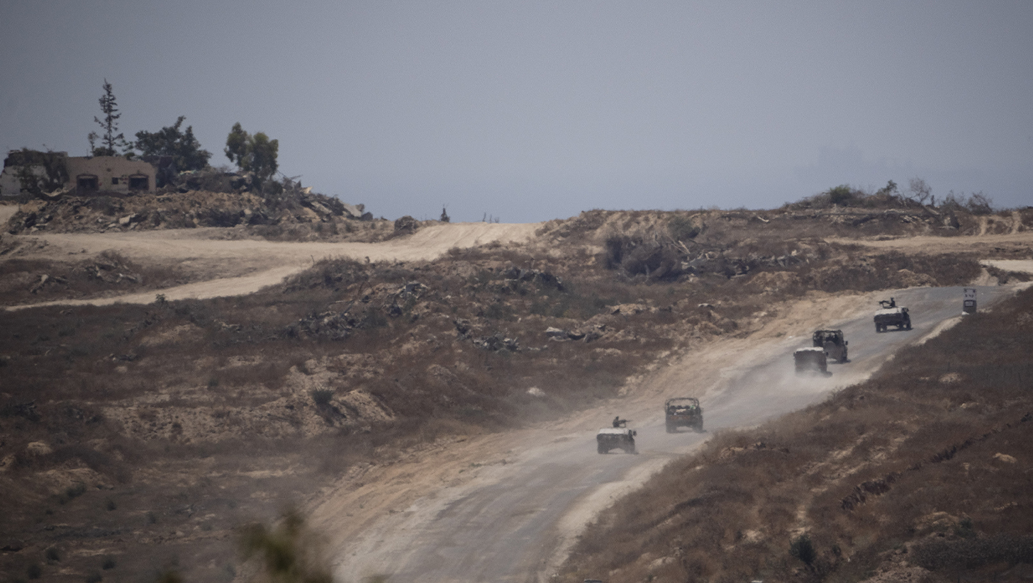 Des soldats israéliens se déplacent près de la frontière entre Israël et Gaza, vue du sud d'Israël, lundi 10 juin 2024. 