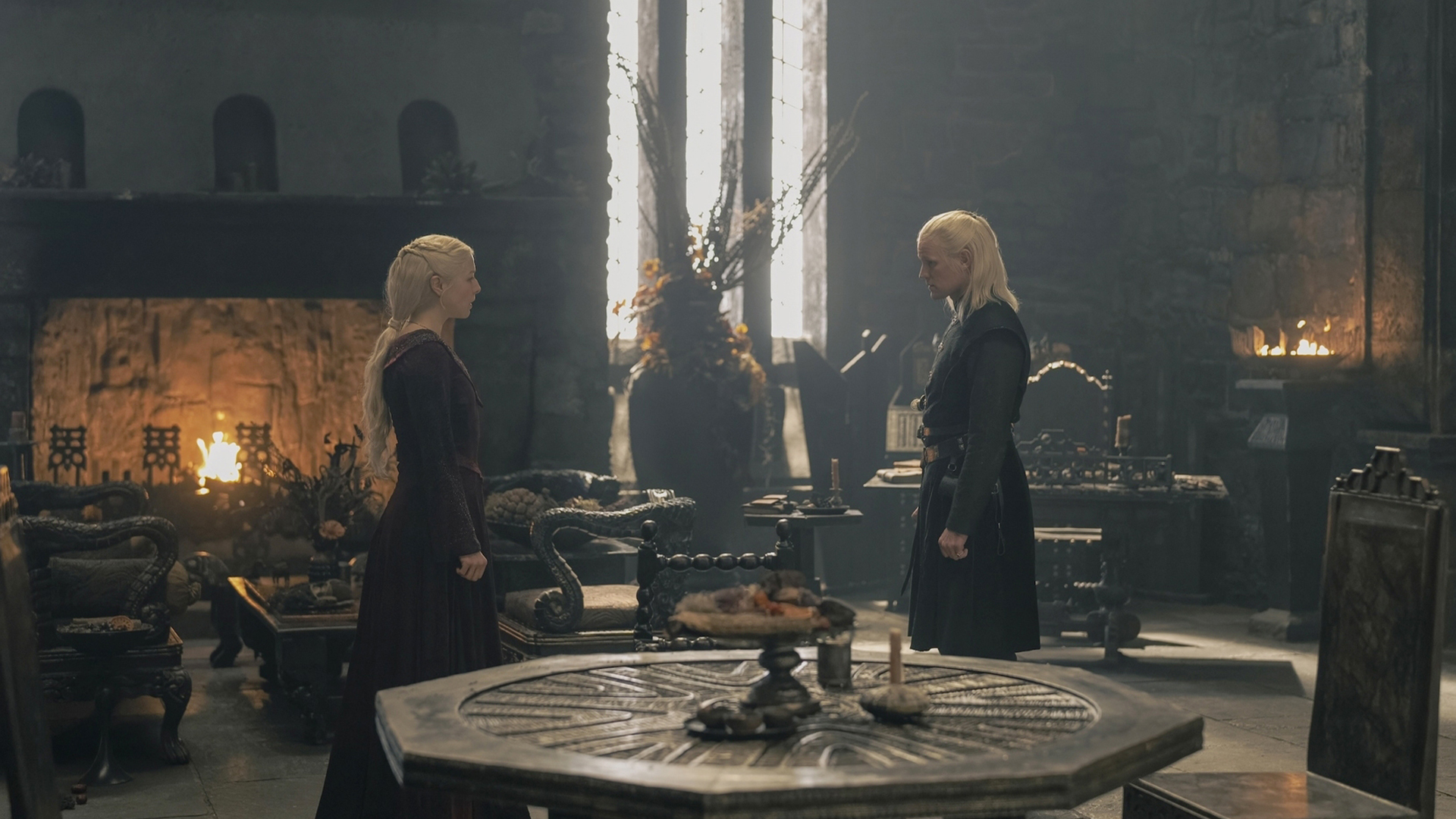 Cette image publiée par HBO Max montre Emma D'Arcy, à gauche, et Matt Smith dans une scène de la deuxième saison de «House of the Dragon».