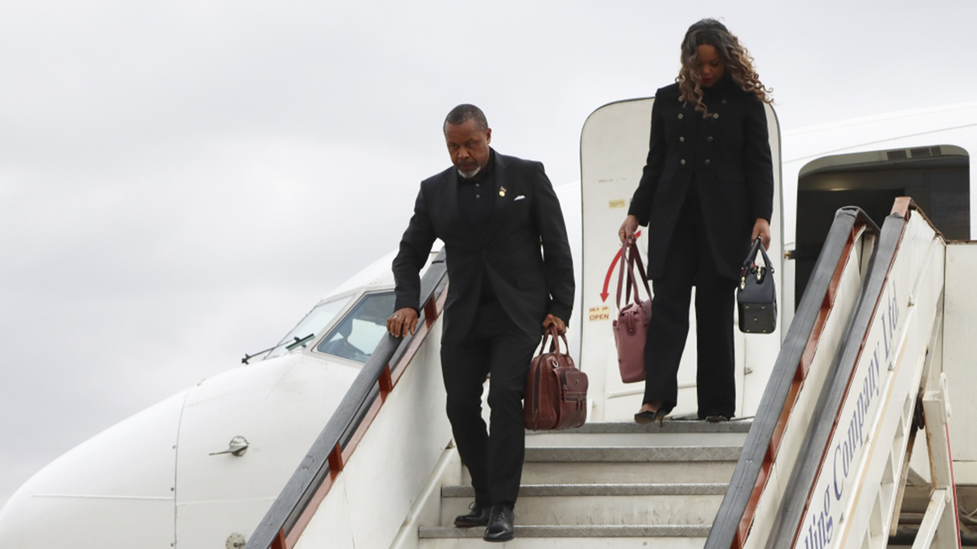 Le vice-président du Malawi, Saulos Chilima, à gauche, et son épouse Mary débarquent d'un avion à son retour de Corée du Sud à Lillongwe, le 9 juin 2024.