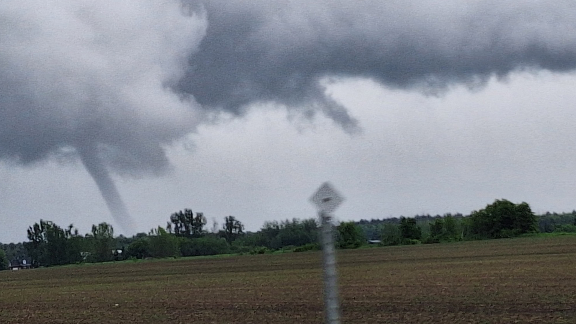 Plusieurs maisons ont été endommagées alors qu'une tornade semble avoir touché le sol à Rigaud, au Québec. 