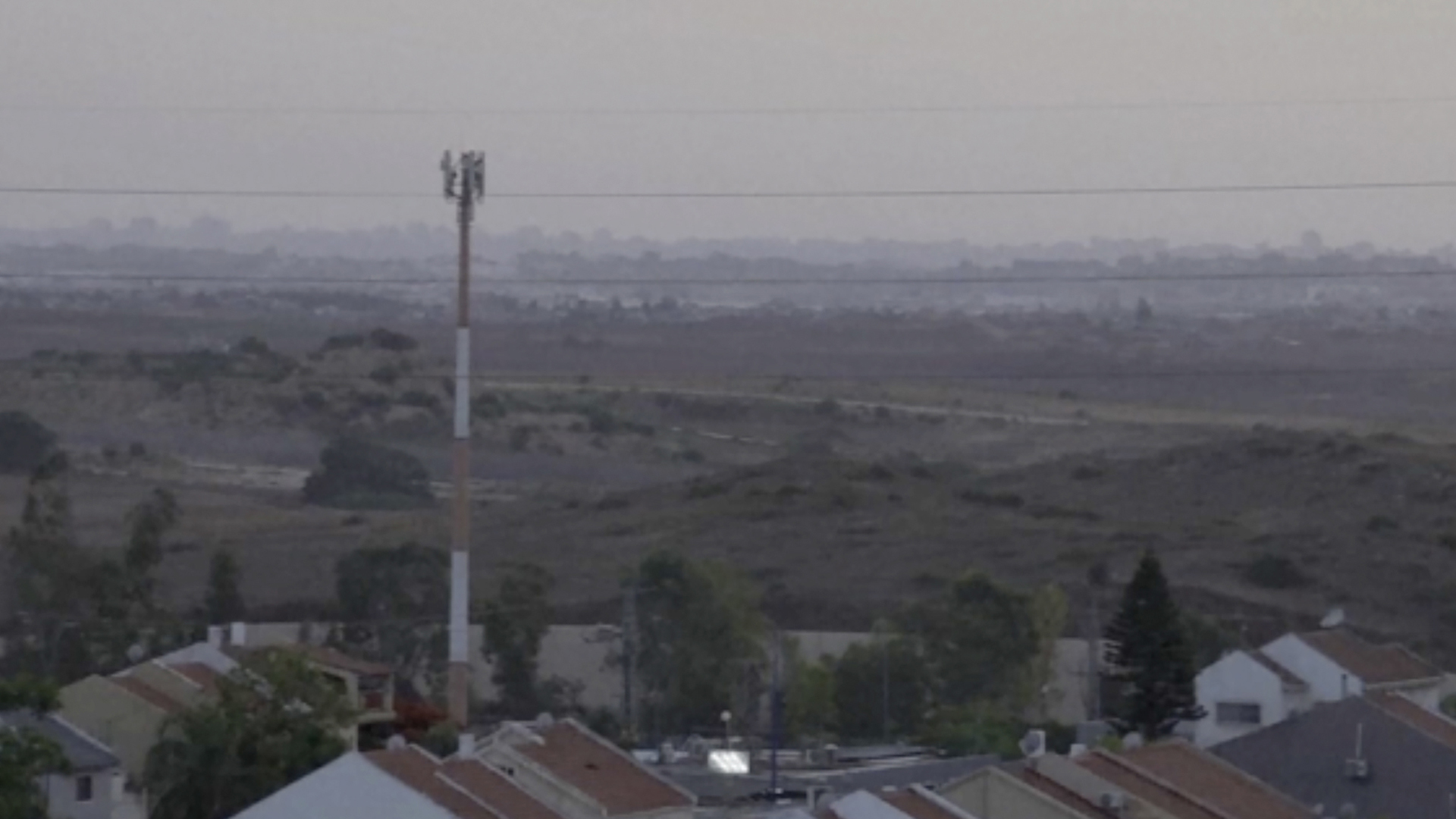 Gaza à l'horizon, vue du sud d'Israël, le 15 juin 2024.