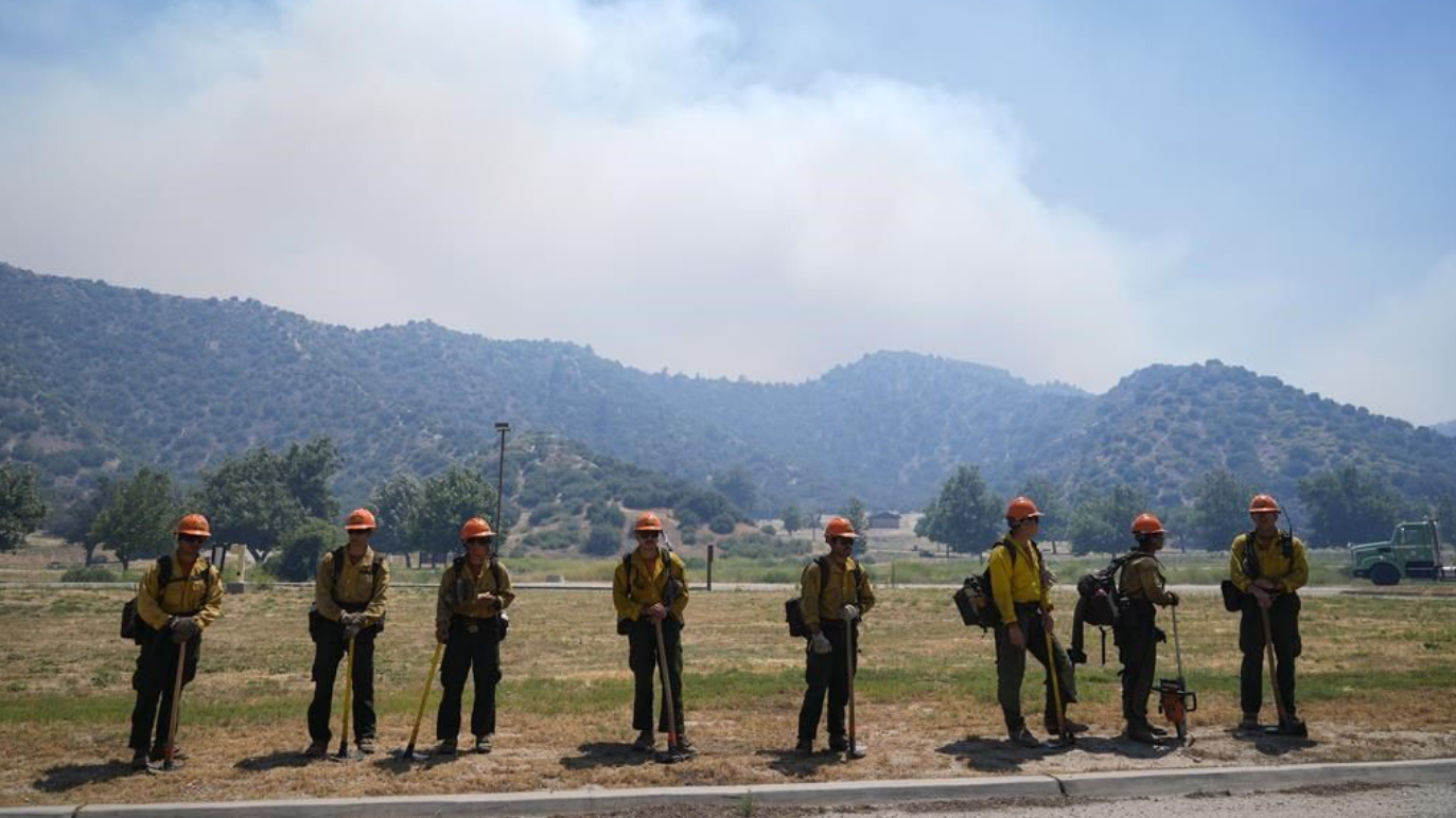 Les pompiers s'alignent pour combattre le Post Fire le dimanche 16 juin 2024 à Castaic, en Californie.