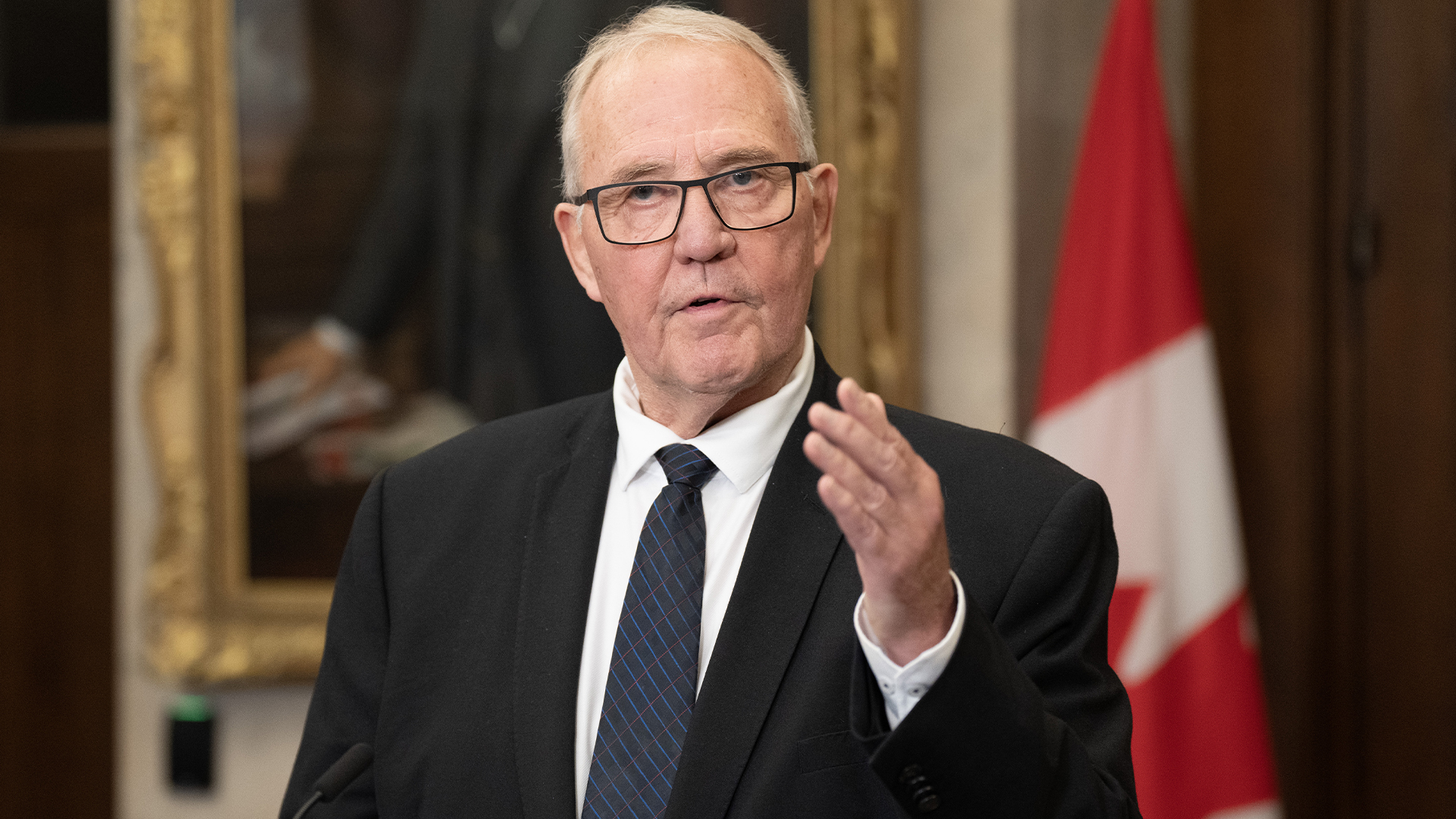 Le ministre de la Défense nationale, Bill Blair, s'adresse aux journalistes dans le foyer de la Chambre des communes le lundi 17 juin 2024, à Ottawa. 