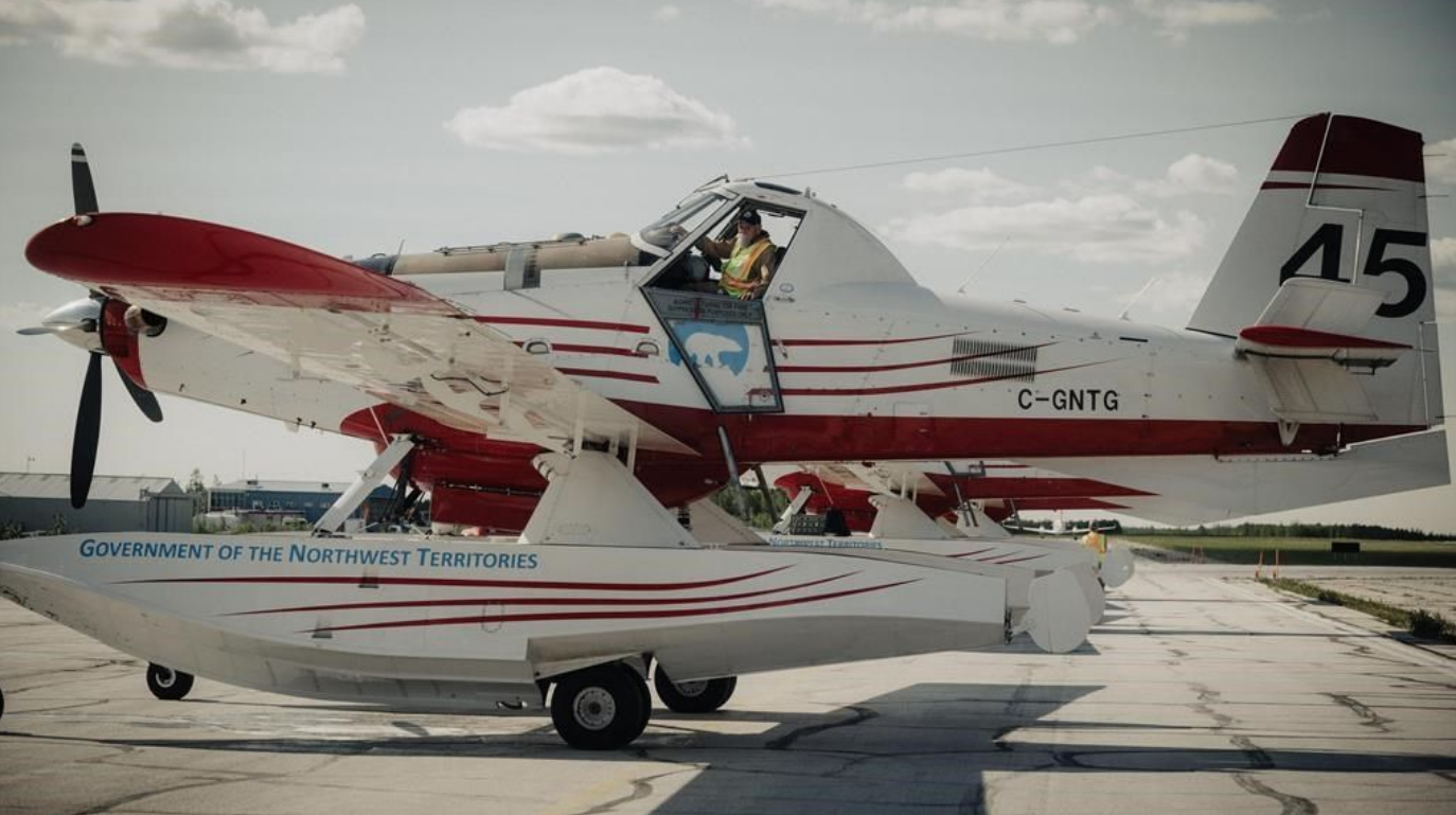 Un avion de lutte contre les incendies du gouvernement des Territoires du Nord-Ouest se trouve sur le tarmac à Norman Wells, T.N.-O., le dimanche 16 juin 2024.