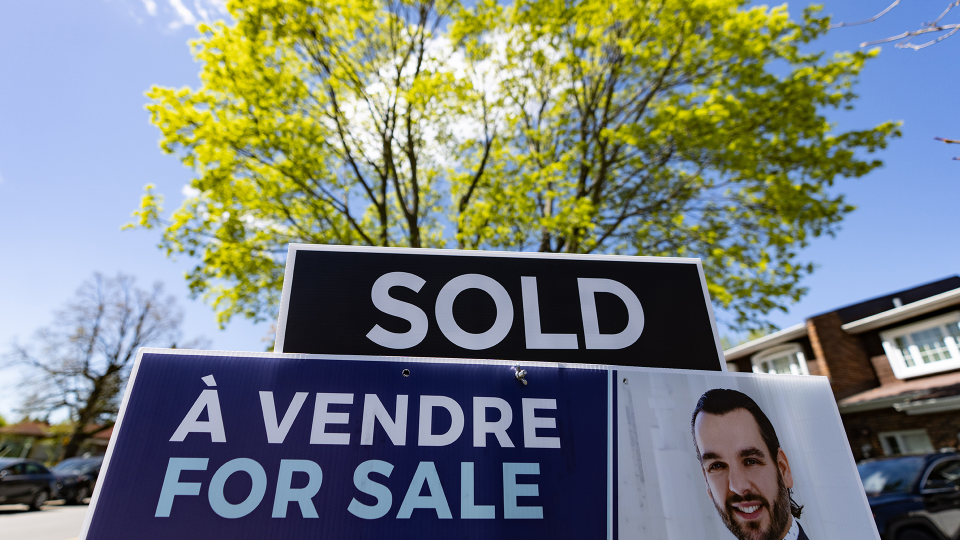 L'affiche d'une maison vendue à Montréal en mai 2024 à Montréal.