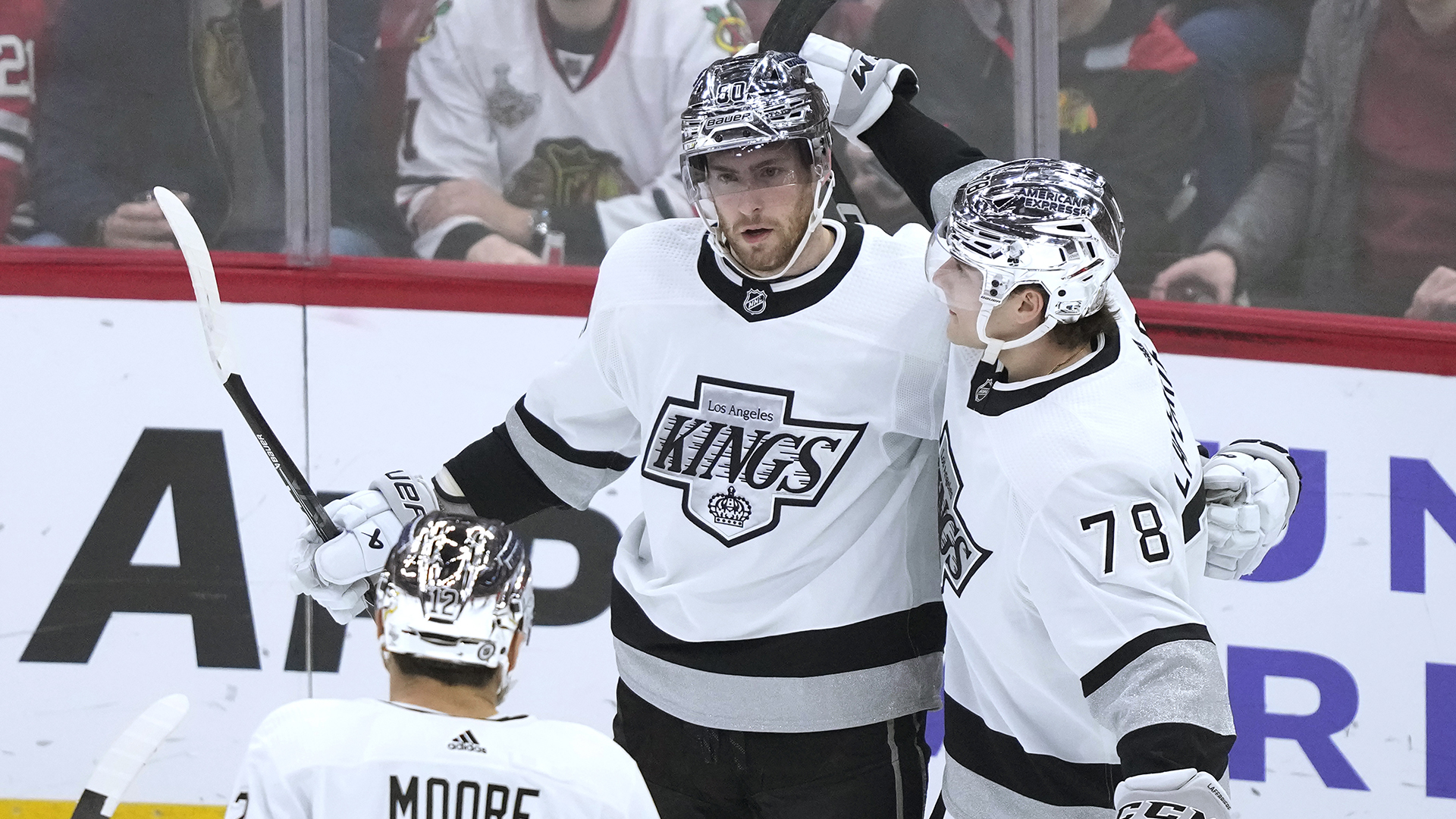 Pierre-Luc Dubois (au centre) dans un match de la LNH des Kings de Los Angeles contre les Blackhawks à Chicago en avril 2024.