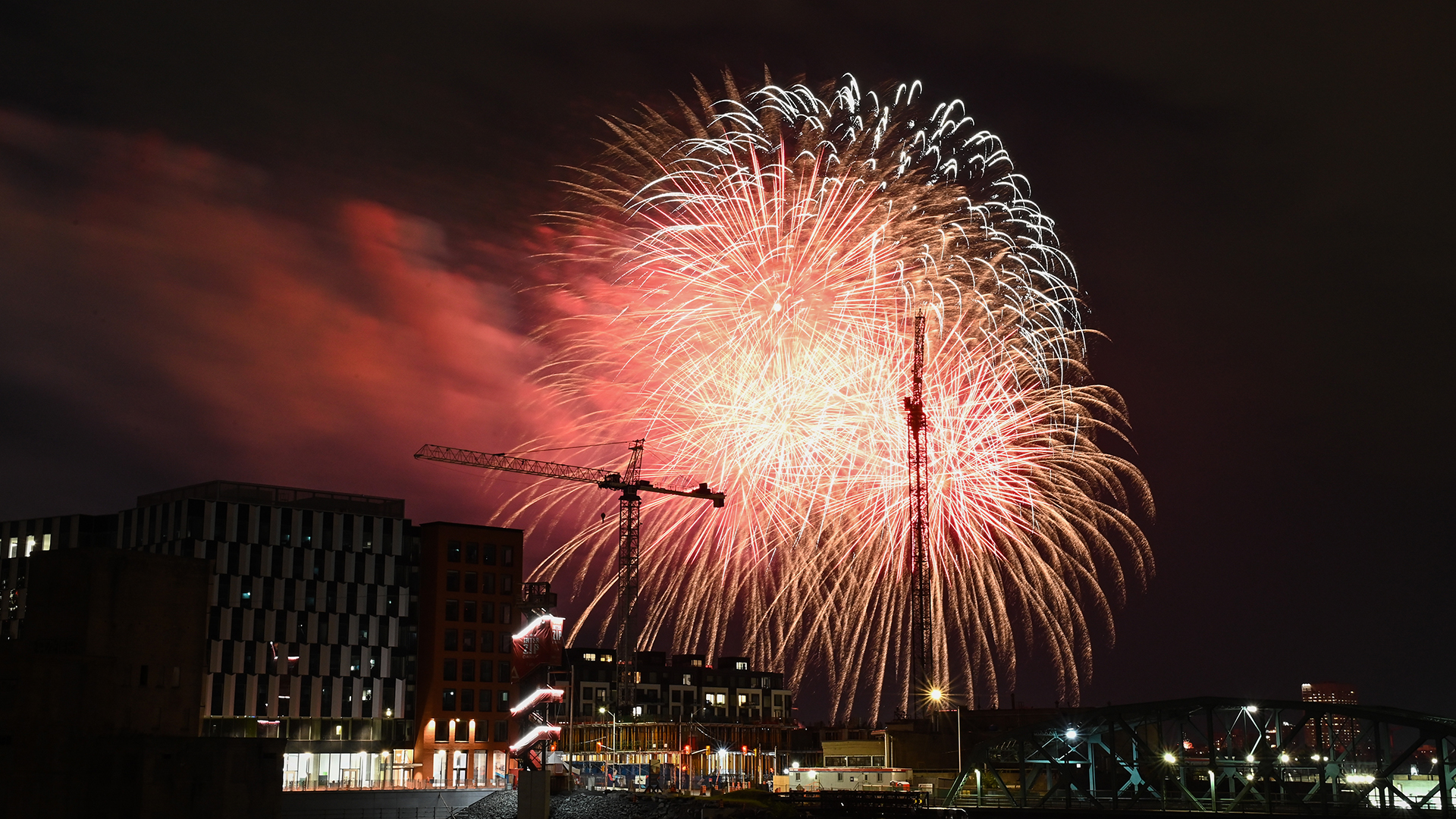 Des feux d'artifice au-dessus de la rivière des Outaouais à Gatineau le 1er juillet 2022.