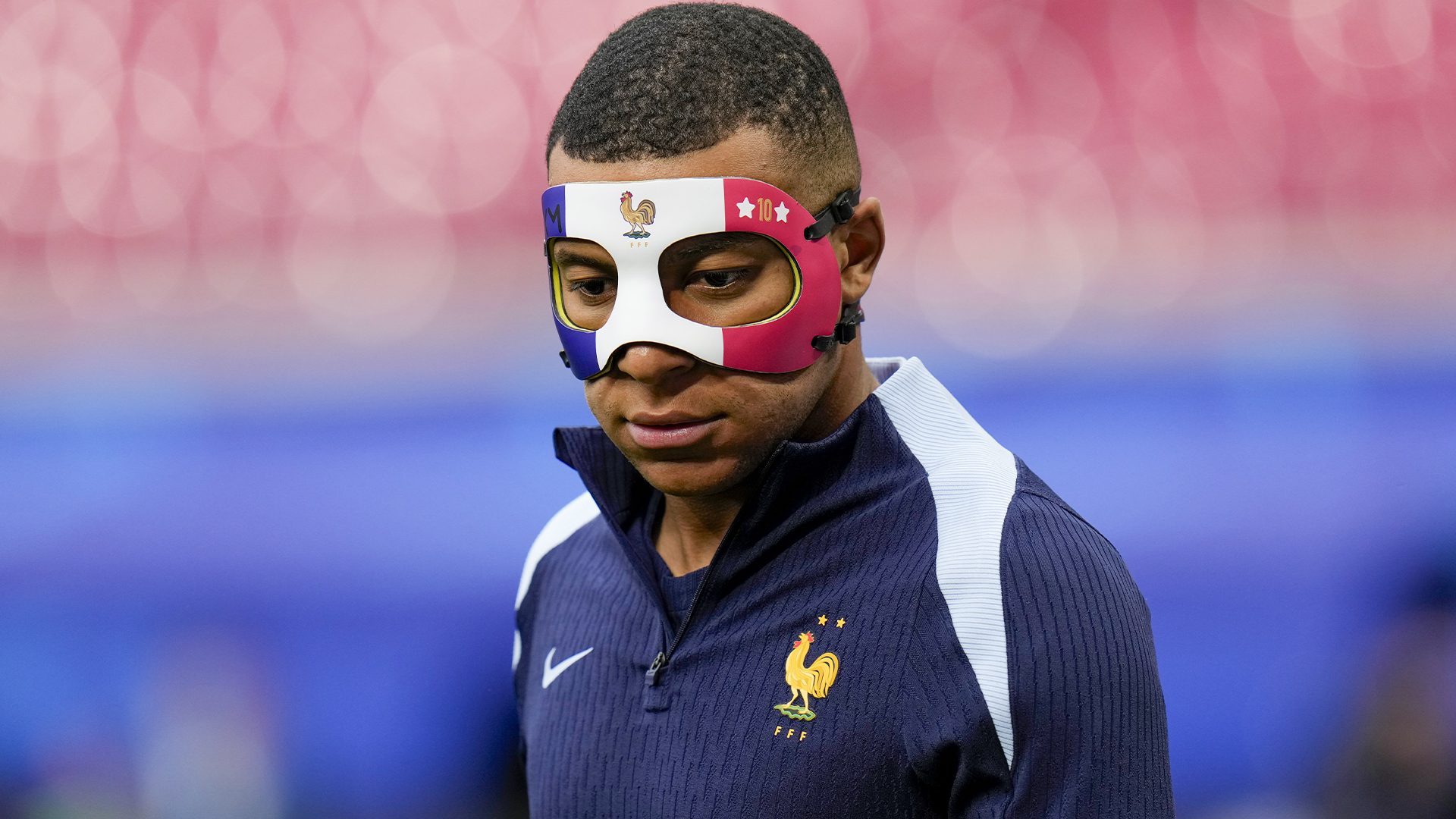 Le Français Kylian Mbappé porte un masque alors qu'il court lors d'une séance d'entraînement à Leipzig, en Allemagne, le jeudi 20 juin 2024. 