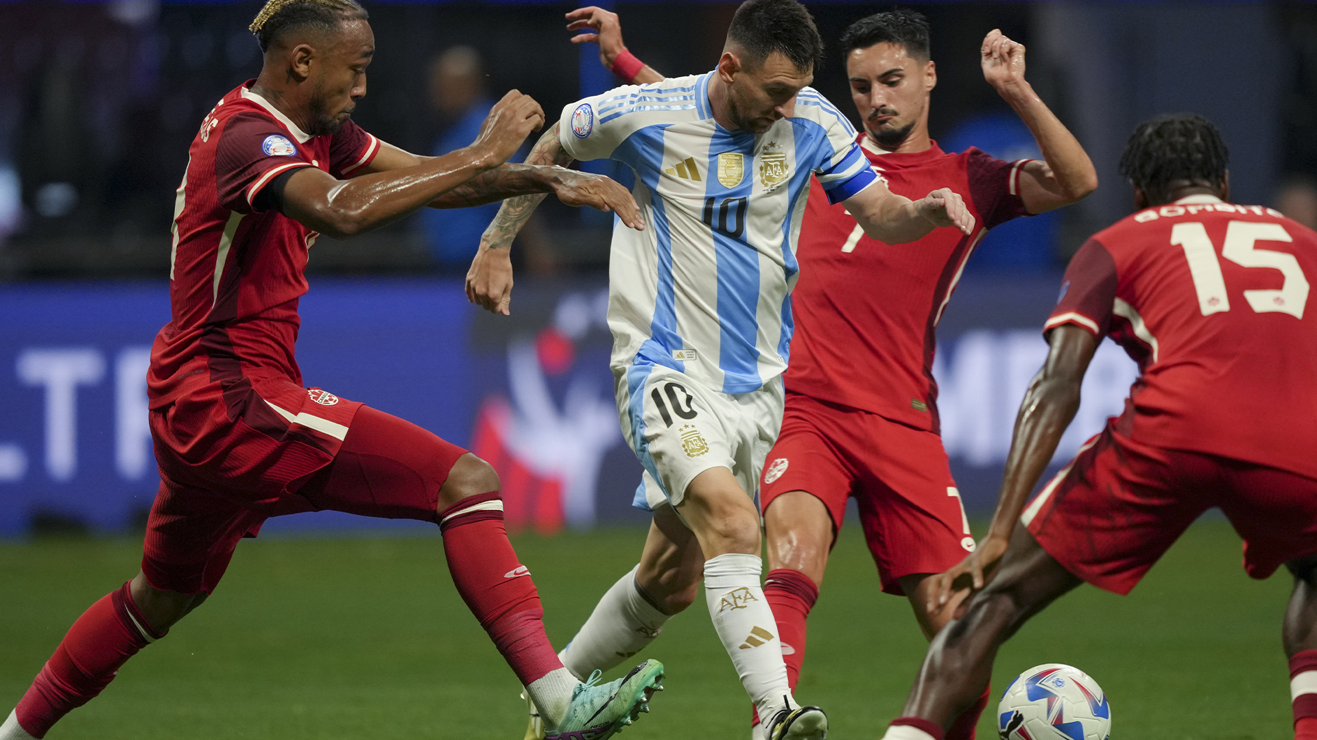 L'Argentin Lionel Messi, au centre, et le Canadien Stephen Eustaquio se disputent le ballon lors d'un match de football de la Copa America contre le Canada à Atlanta, le 20 juin 2024. 