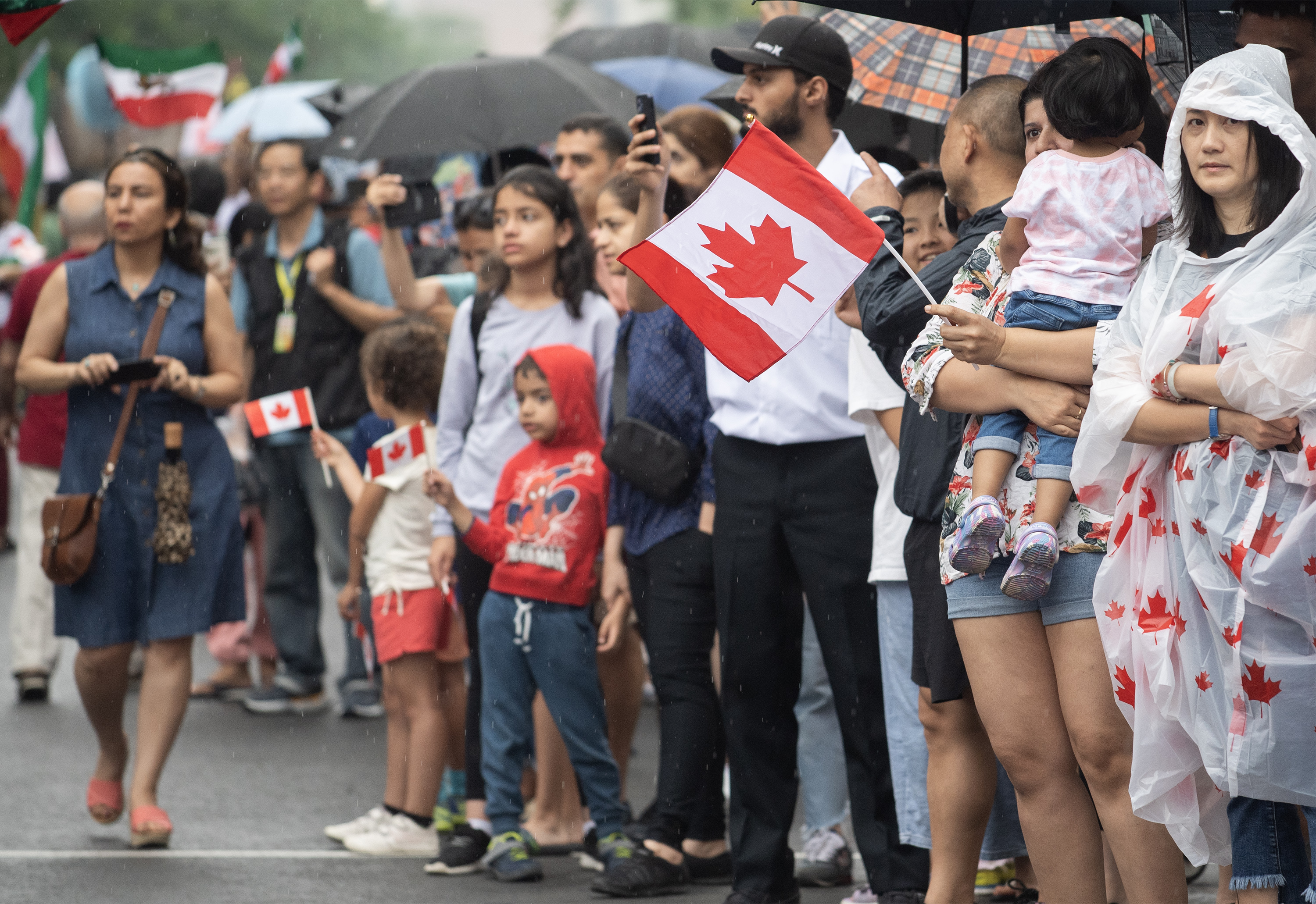 Des participants regardent le défilé de la fête du Canada à Montréal, le 1er juillet 2023.