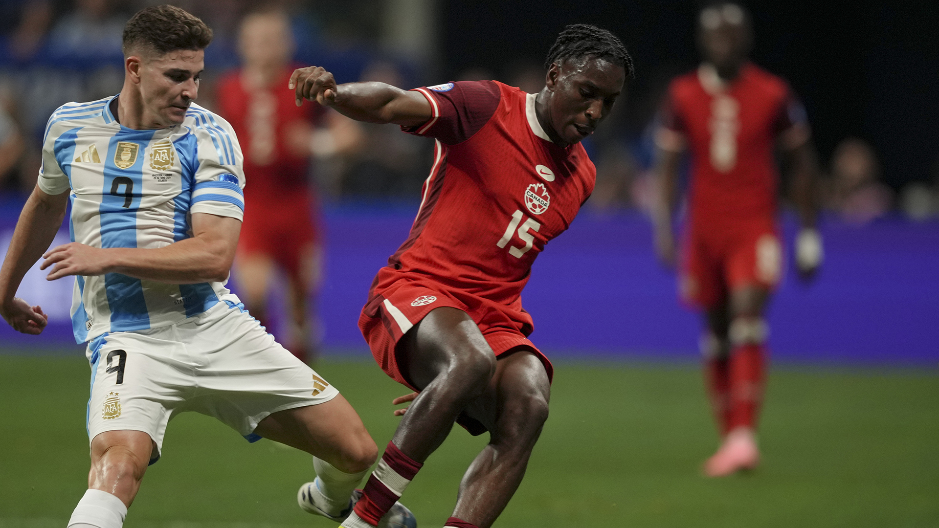 Moïse Bombito (à droite) dans un match du Canada contre l'Argentine à la Copa America le 20 juin 2024 à Atlanta.