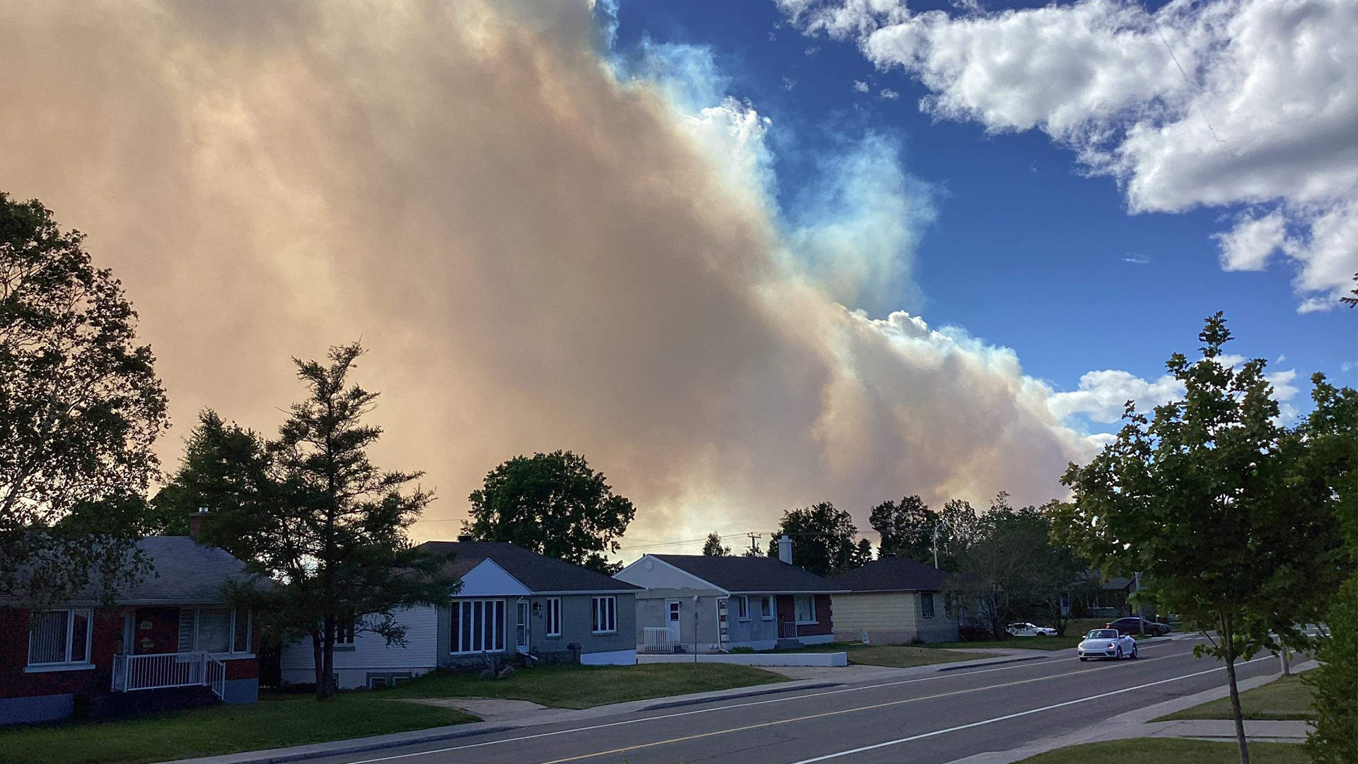 La fumée des feux de forêt près de Port-Cartier vue de Sept-Îles.