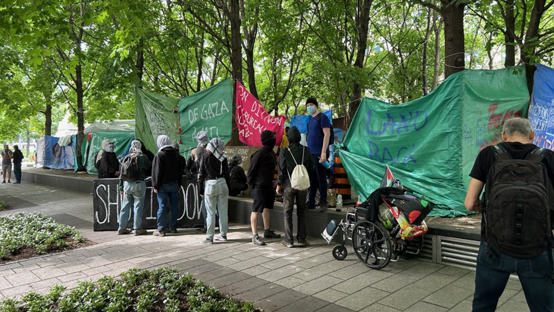 Des manifestants lors d'un campement pro-palestinien au square Victoria à Montréal, le 22 juin 2024. 