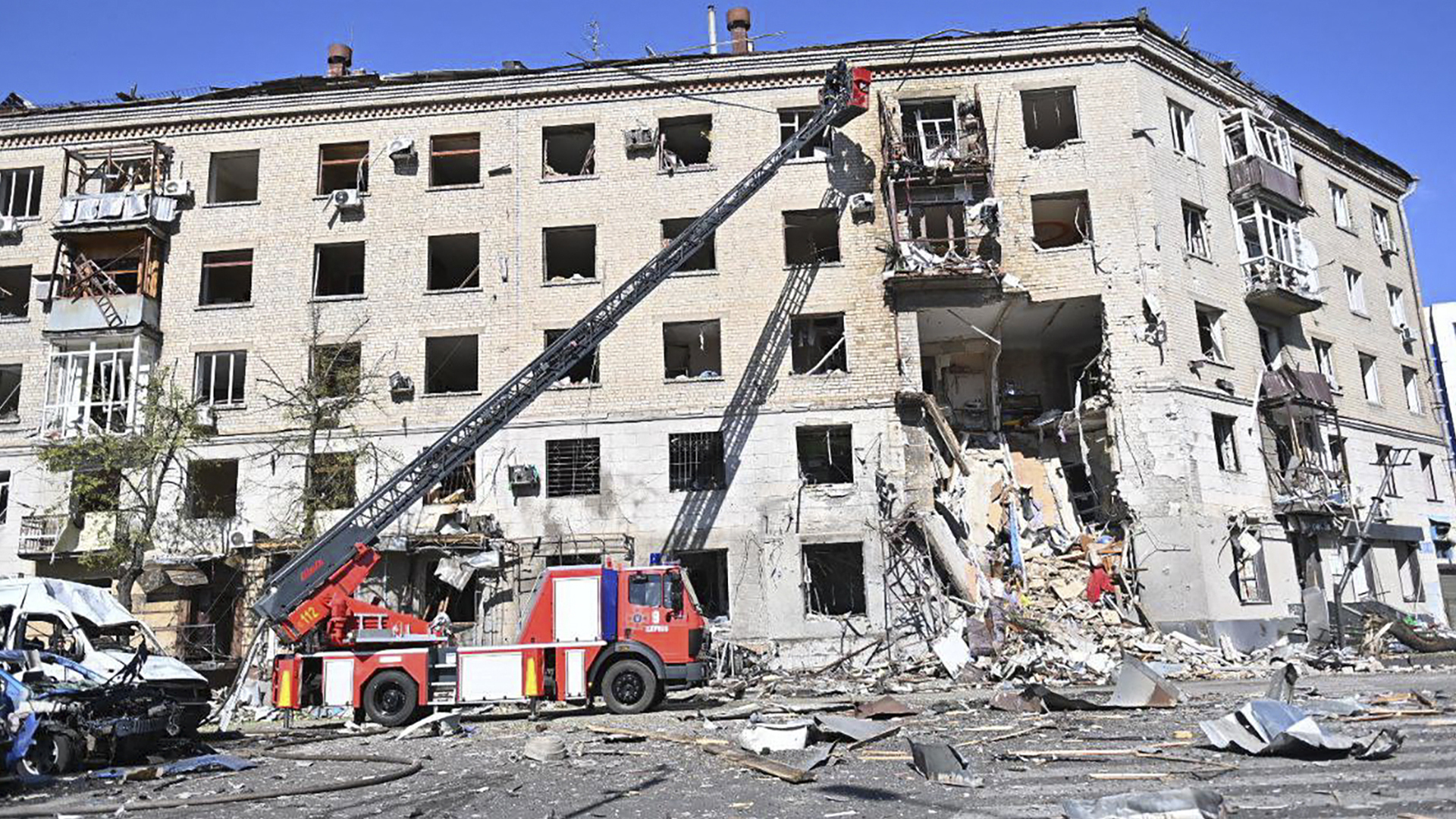 Sur cette photo fournie par le service d'urgence ukrainien, des sauveteurs travaillent dans un appartement endommagé par un bombardement aérien russe qui a fait au moins trois morts et 23 blessés, à Kharkiv, en Ukraine, le samedi 22 juin 2024. 