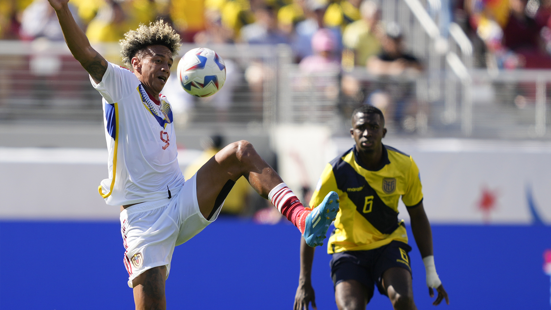 Le Vénézuélien Jhonder Cadiz, à gauche, contrôle le ballon devant l'Equatorien William Pacho lors d'un match de football du groupe B de la Copa América, samedi 22 juin 2024, à Santa Clara, Californie 