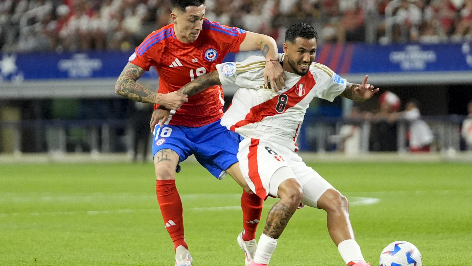 Rodrigo Echeverria (Chili) et Sergio Pena (Pérou) se disputent le ballon lors d'un match de football du groupe A de la Copa América à Arlington, Texas, le 21 juin 2024. 