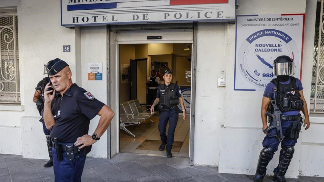 La police attend l'arrivée du président français Emmanuel Macron au commissariat central de Nouméa, en Nouvelle-Calédonie, jeudi 23 mai 2024.