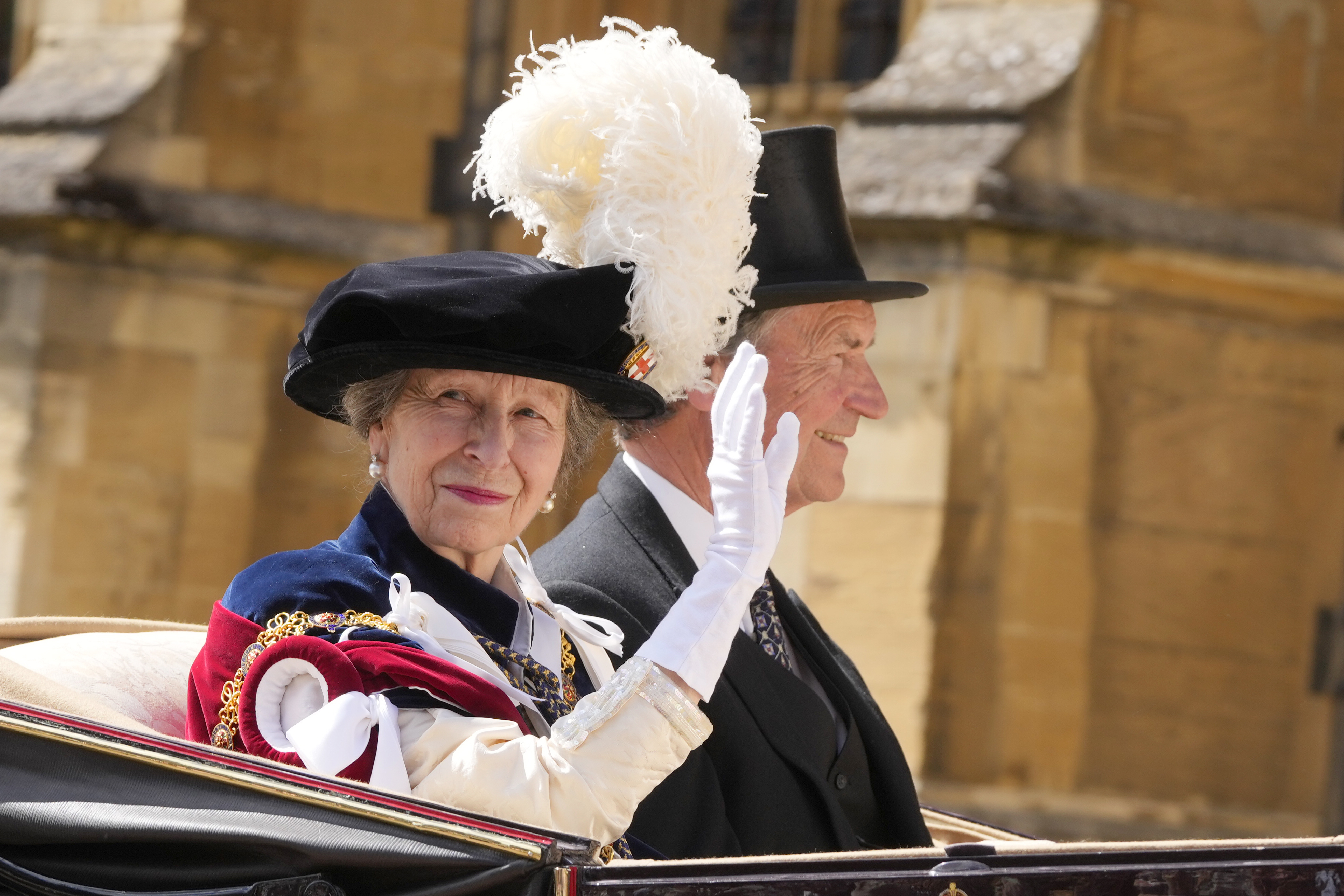 La princesse Anne et son mari Tim Lawrence quittent un service à la chapelle St. George du château de Windsor, le 17 juin 2024.