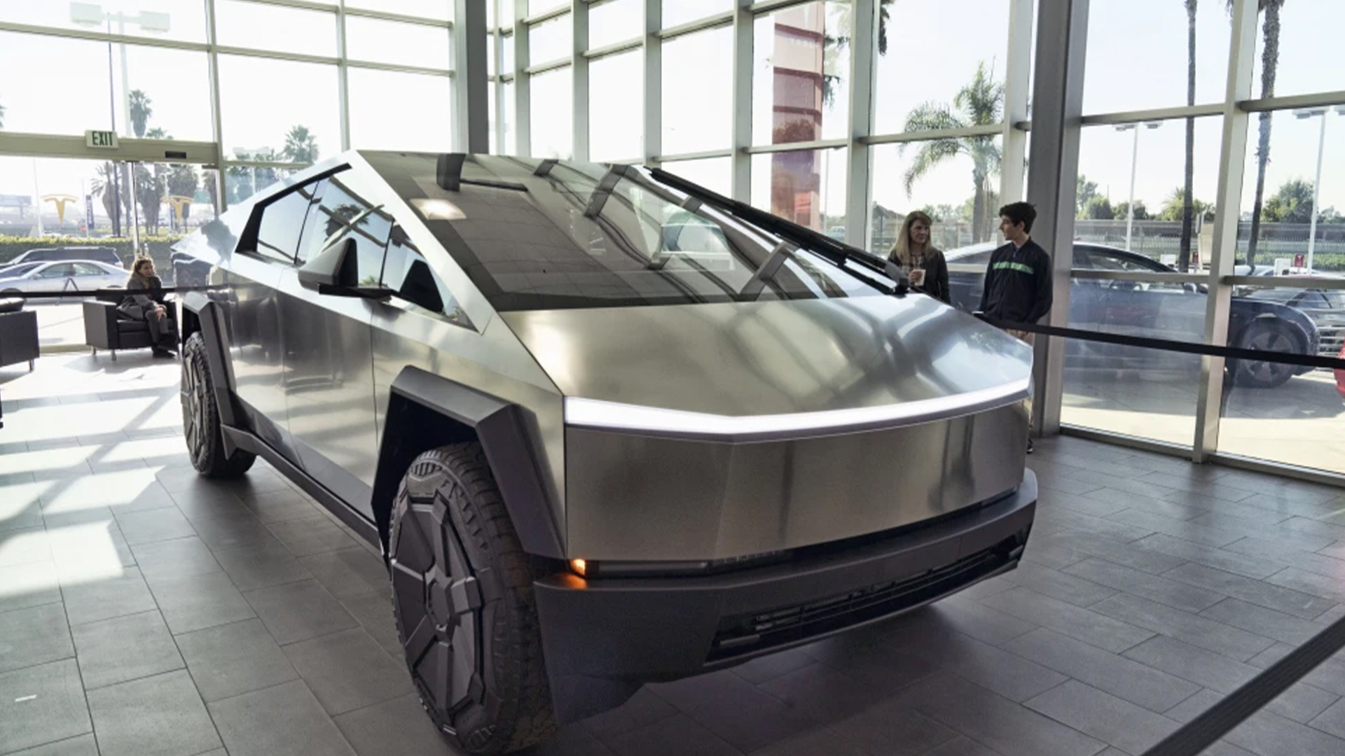 Un Tesla Cybertruck est exposé dans la salle d'exposition de Tesla à Buena Park, en Californie, le 3 décembre 2023.