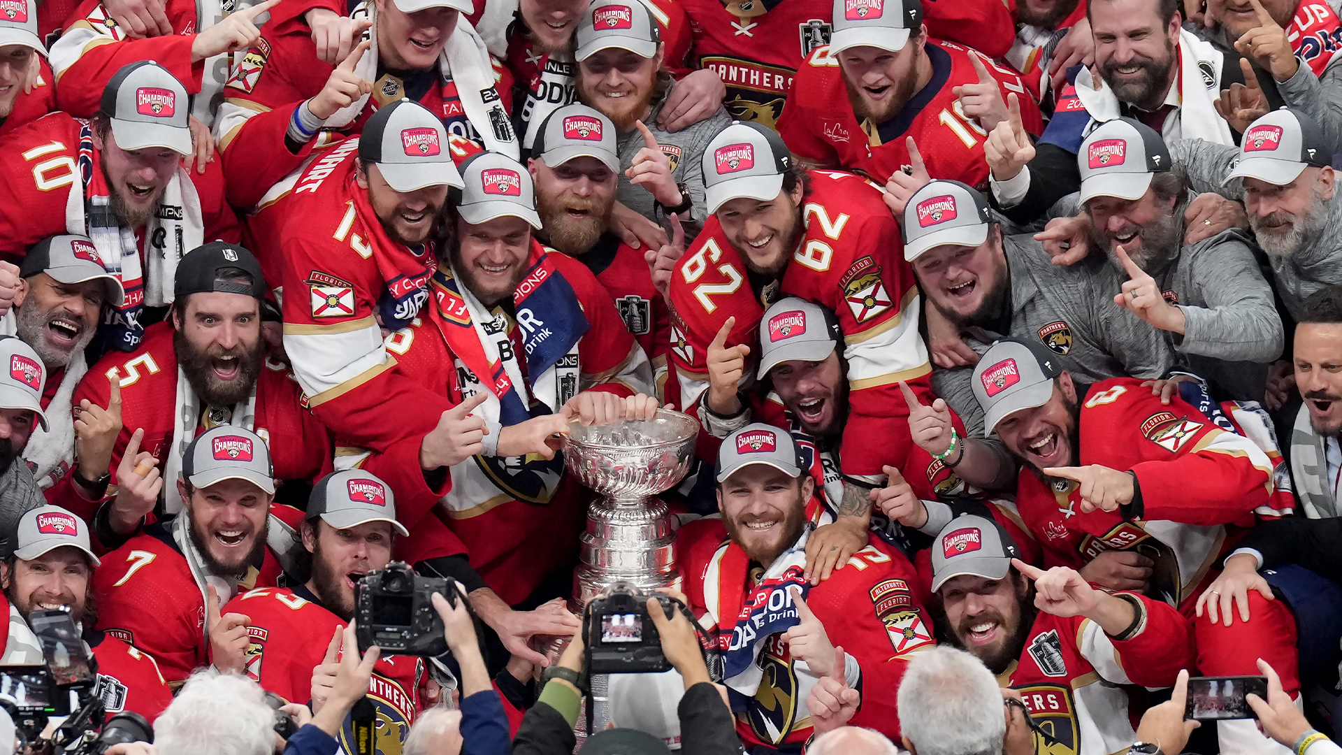 Les joueurs des Panthers de la Floirde posent avec la coupe Stanley après leur victoire de 2-1 contre les Oilers d'Edmonton lors du septième match de la finale, le lundi 24 juin 2024 à Sunrise. 