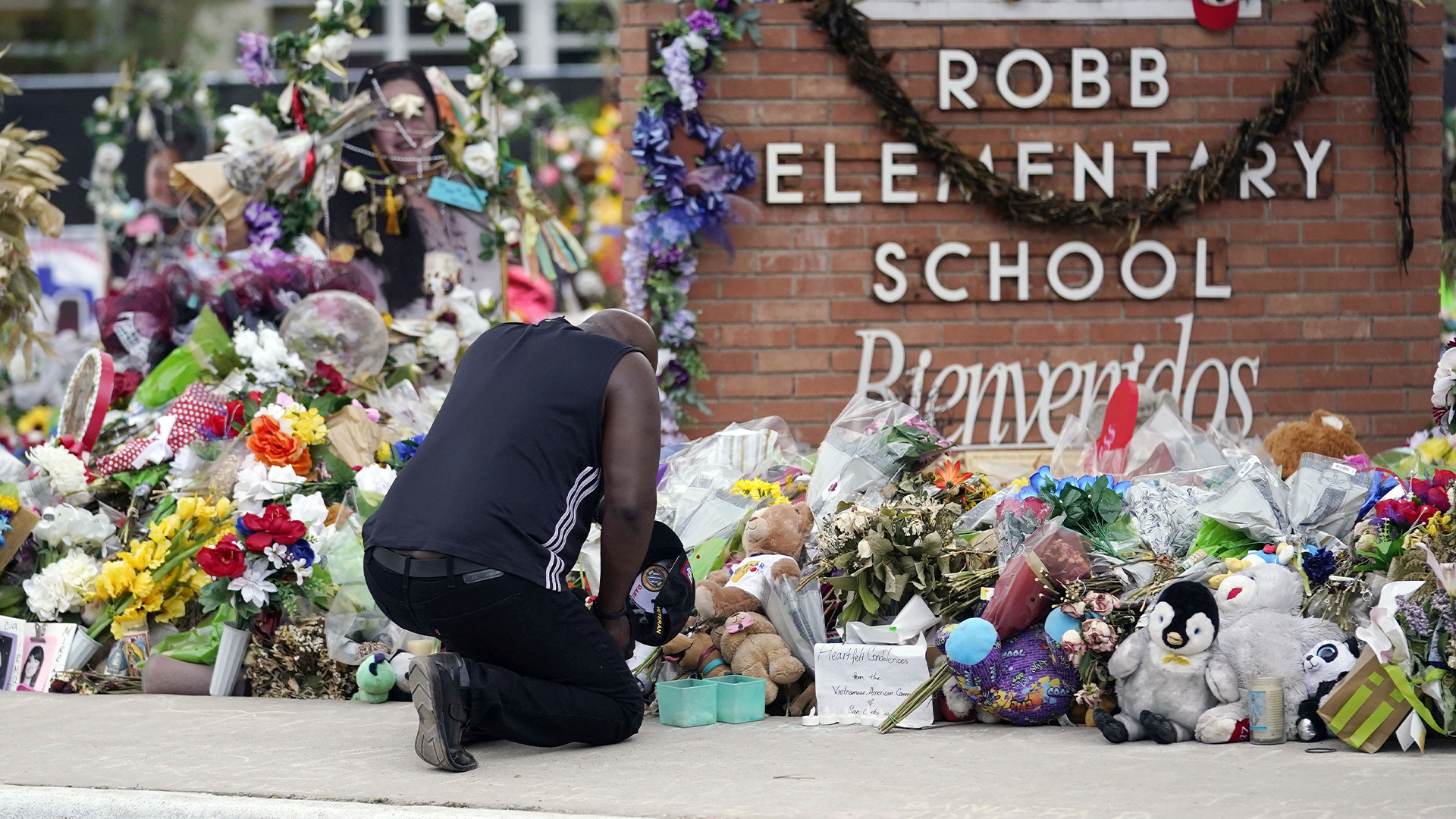 Reggie Daniels se recueille devant le mémorial de l'école primaire Robb, le 9 juin 2022, à Uvalde, au Texas, créé en l'honneur des victimes de la fusillade de l'école. 