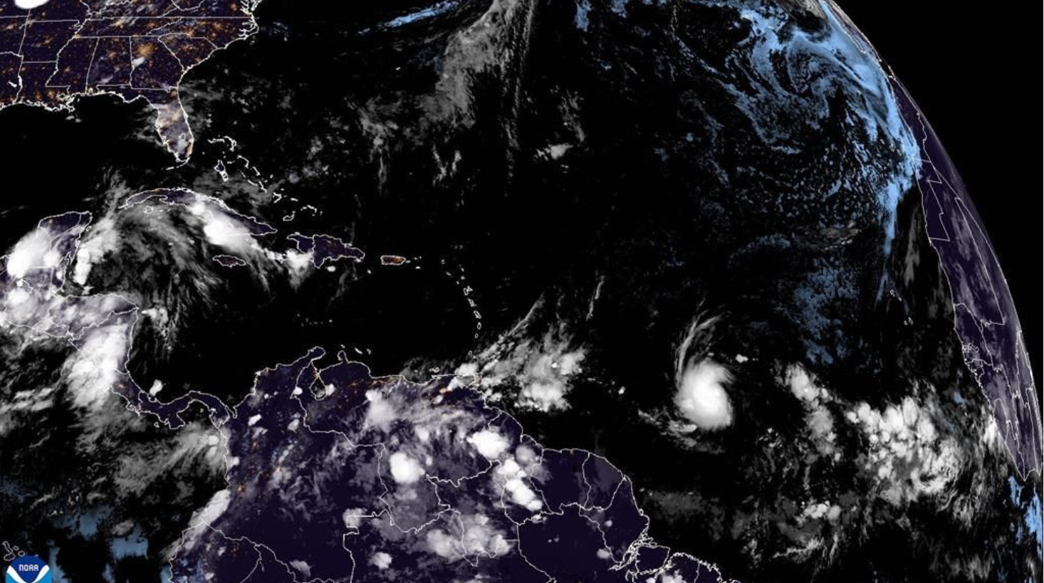 Cette image satellite de la National Oceanic and Atmospheric Administration prise à 3:10am GMT montre la tempête tropicale Beryl, en bas au centre à droite, alors qu'elle se renforce au-dessus de l'océan Atlantique le samedi 29 juin 2024.