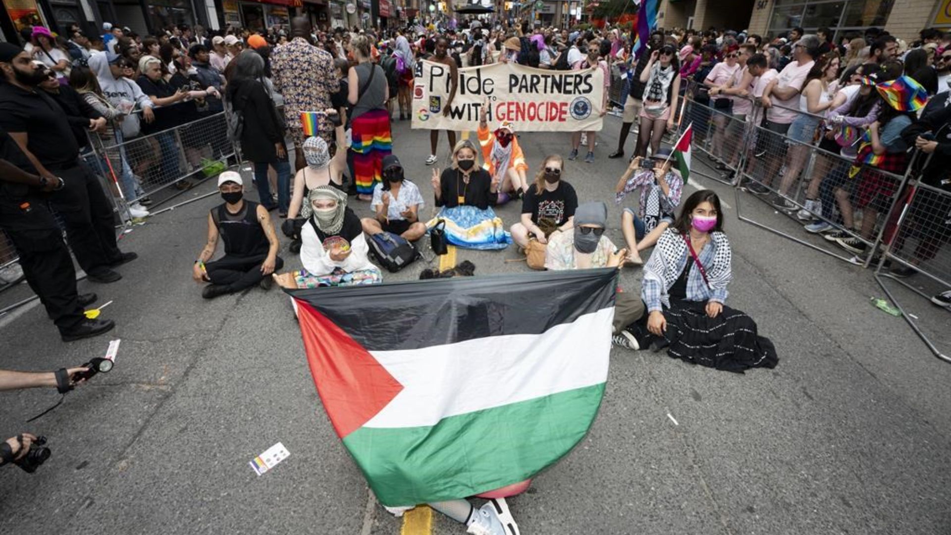 On pouvait lire «La Fierté s'associe au génocide» et «Stop au pinkwashing» sur les banderoles des manifestants.