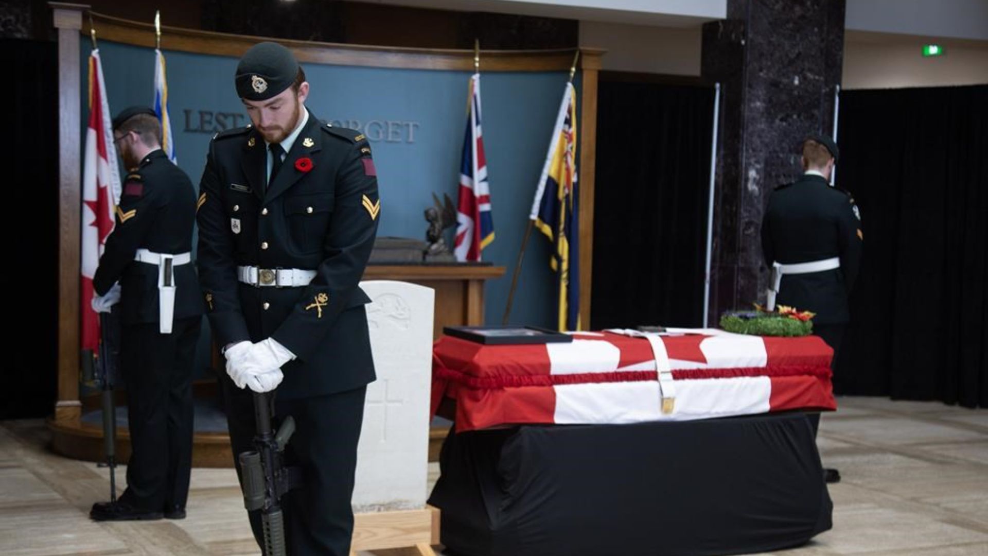 Le soldat terre-neuvien inconnu a été enterré dans une tombe de granit noir au Monument commémoratif national de guerre de Terre-Neuve, à St. John's.