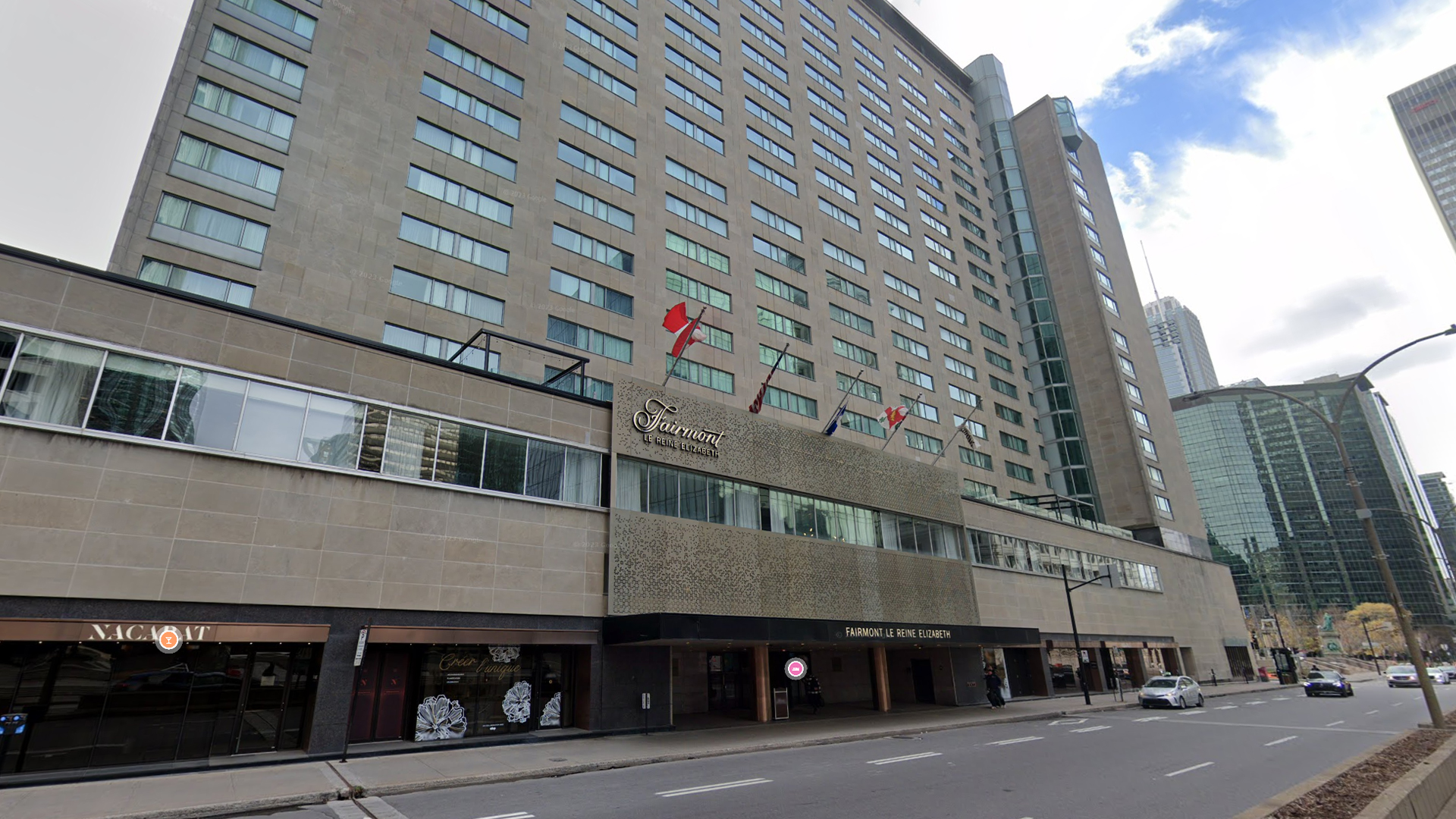 Les syndiqués de l'Hôtel Reine-Élizabeth, au centre-ville de Montréal.