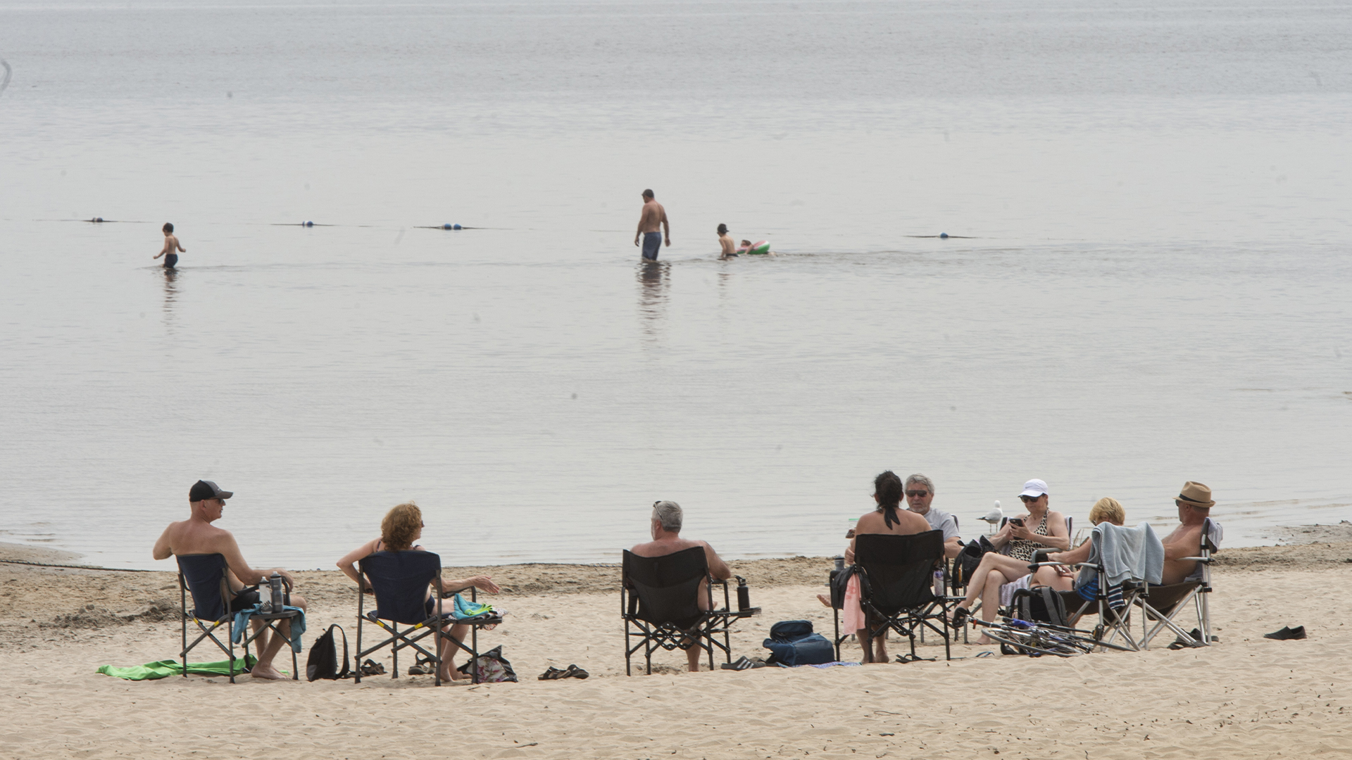 Les gens profitent du temps chaud à la plage du parc provincial d’Oka le jeudi 20 mai 2021 à Oka, Québec. 
