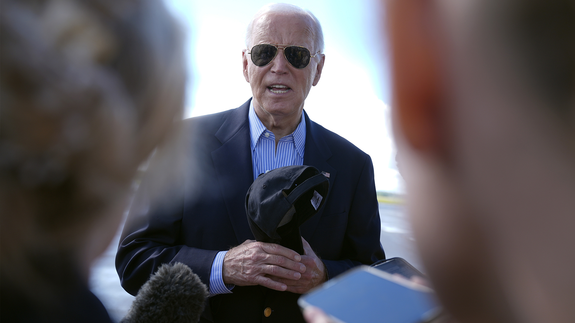 Le président Joe Biden s'adresse aux journalistes avant de quitter l'aéroport régional du comté de Dane à Madison (Wisconsin) après une visite de campagne, le vendredi 5 juillet 2024.