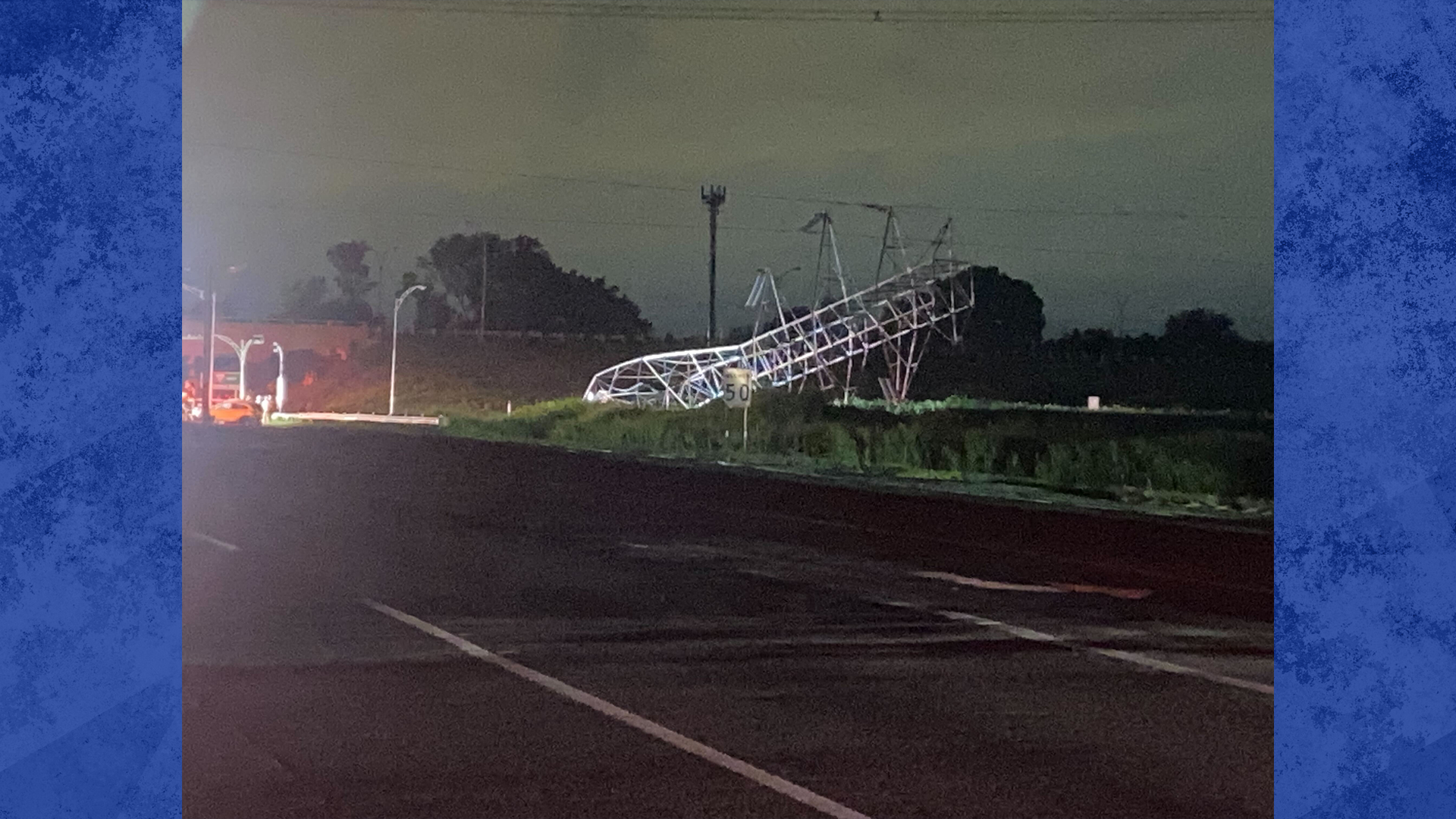 Hydro-Québec a indiqué qu'un autobus était entré en collision avec l'un de ses pylônes, le faisant tomber.