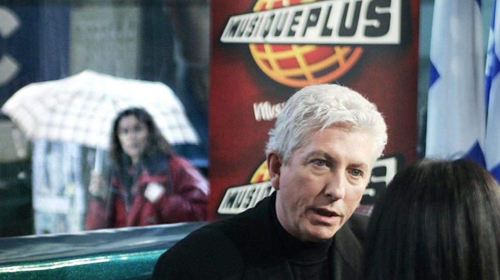 Le chef du Bloc québécois de l'époque, Gilles Duceppe, répond à un journaliste de Musique Plus lors d'une entrevue télévisée à Montréal, le mercredi 18 janvier 2006