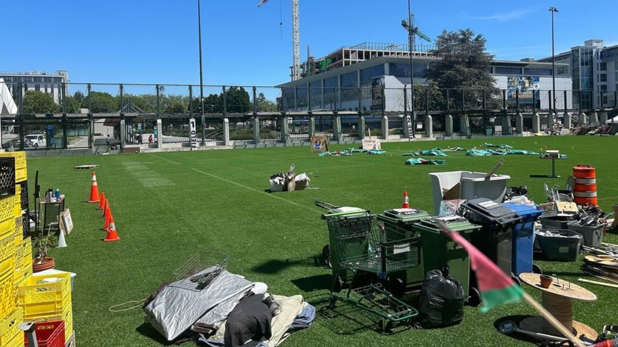 Un terrain de sport de l'Université de la Colombie-Britannique, qui avait été occupé par un campement de protestation pro-palestinien, est vu le lendemain de son démantèlement par ses participants, à Vancouver, C.-B., le lundi 8 juillet 2024. 