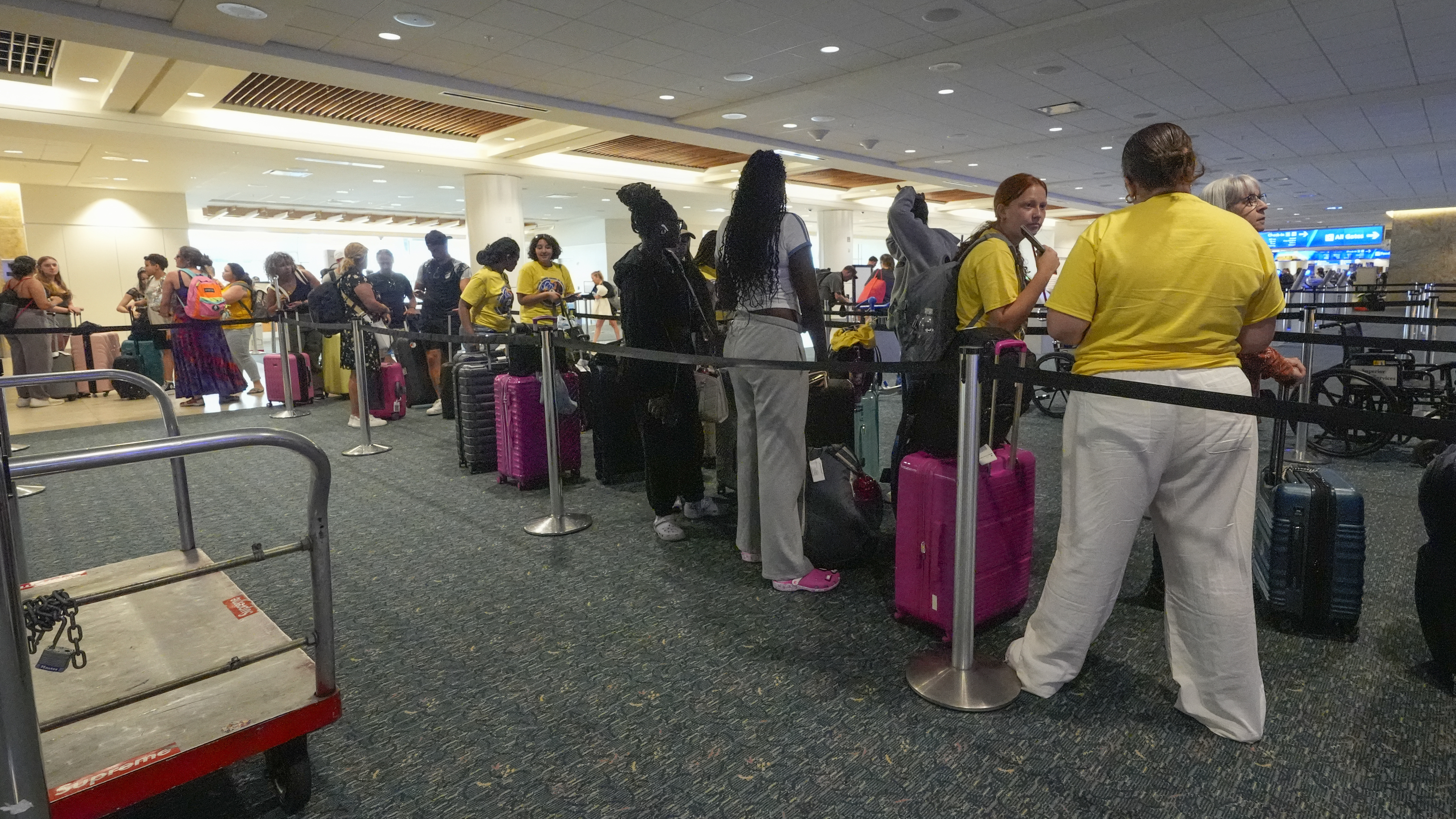 Des passagers font la queue pour s'enregistrer pour un vol à l'aéroport international d'Orlando, mercredi 3 juillet 2024, à Orlando, Floride. 