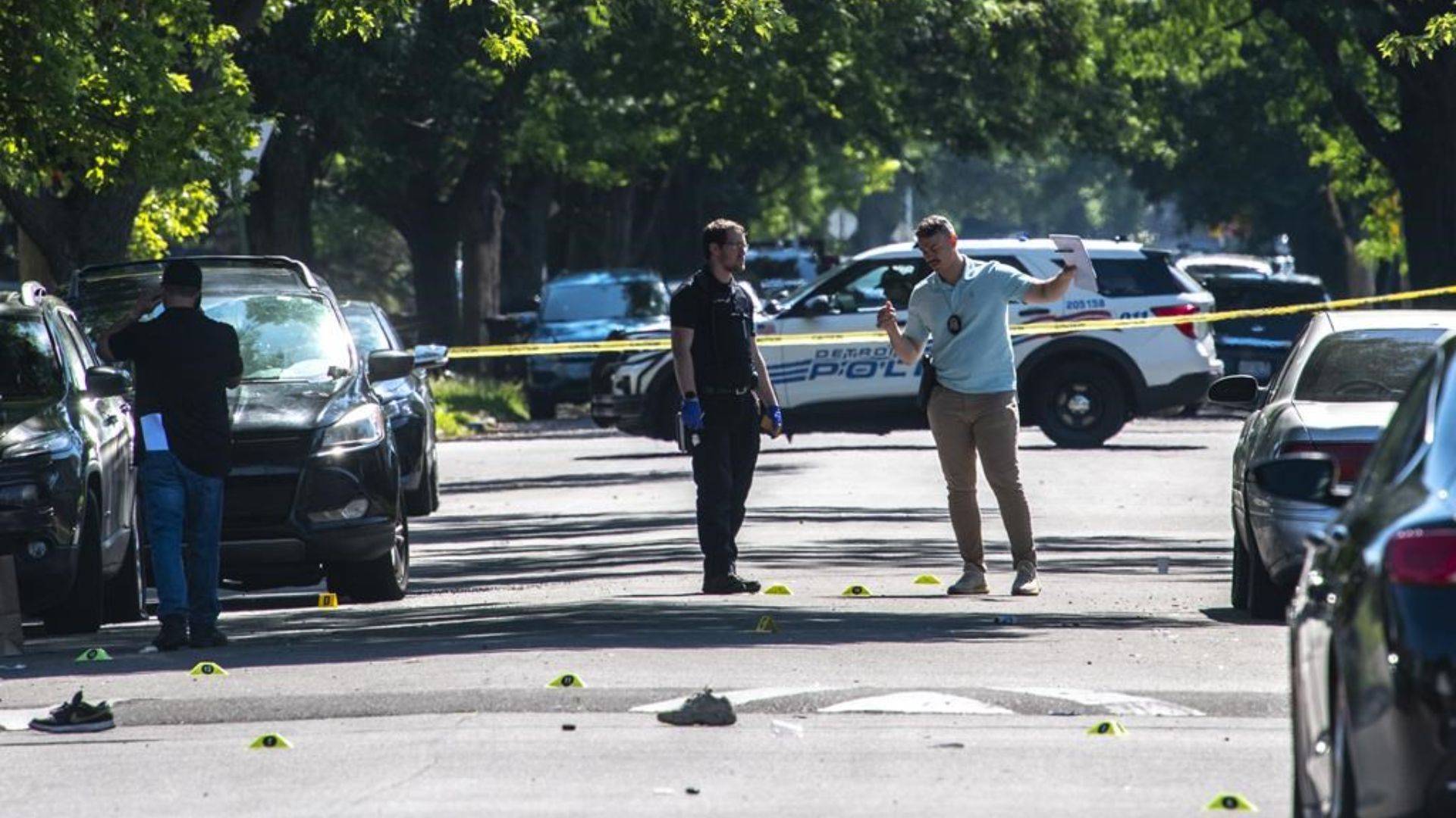 À Détroit, deux personnes ont été tuées et 19 autres blessées tôt dimanche lors d'une fusillade survenue lors d'une fête de quartier illégale dans l'est de la ville, à laquelle participaient plus de 300 personnes.