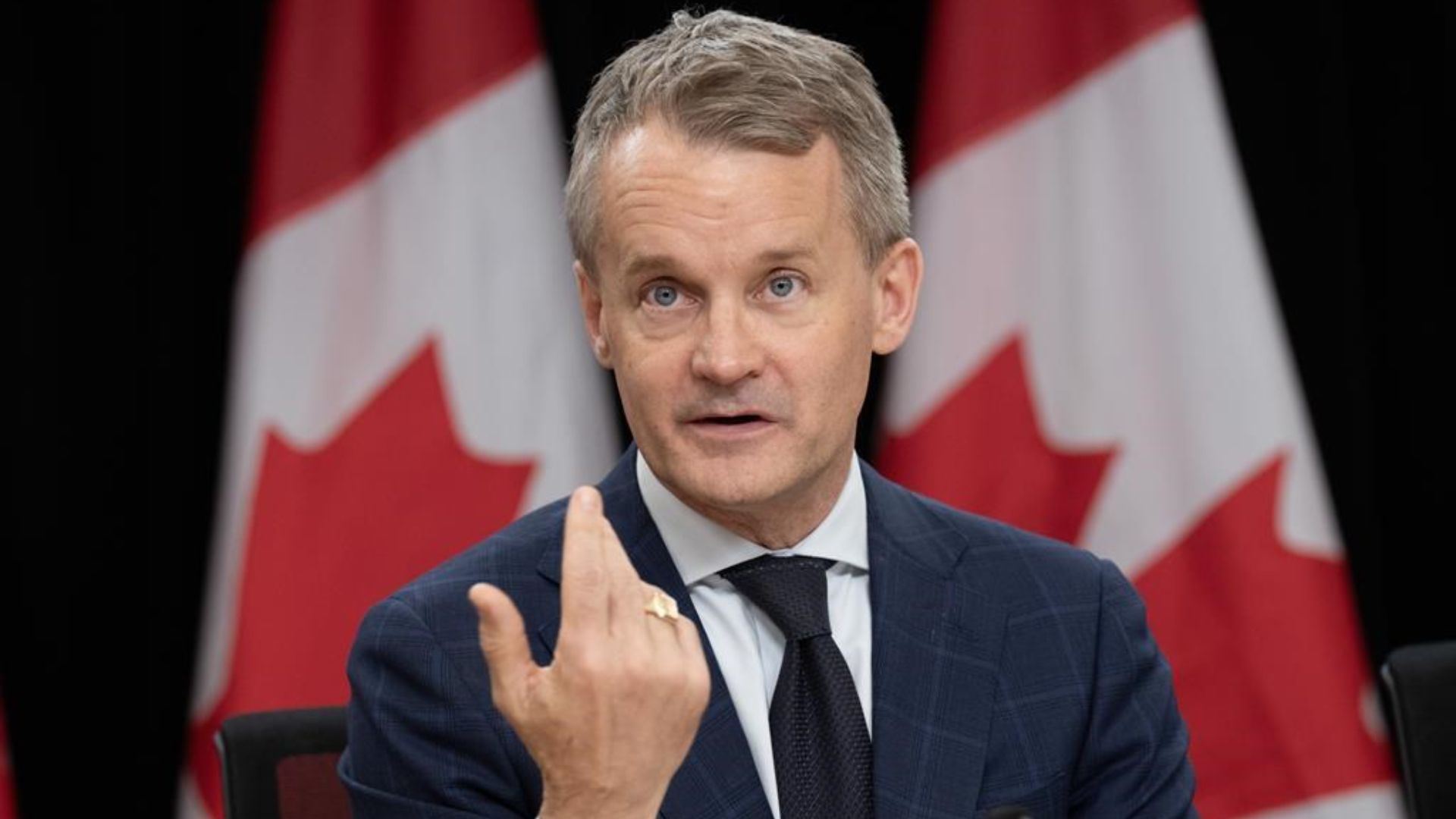 C'est le ministre fédéral du Travail, Seamus O'Regan, qui a saisi le Conseil canadien des relations industrielles de deux renvois dans ce contexte, touchant la Compagnie des chemins de fer nationaux du Canada (CN) et la Compagnie de chemin de fer Canadien Pacifique.