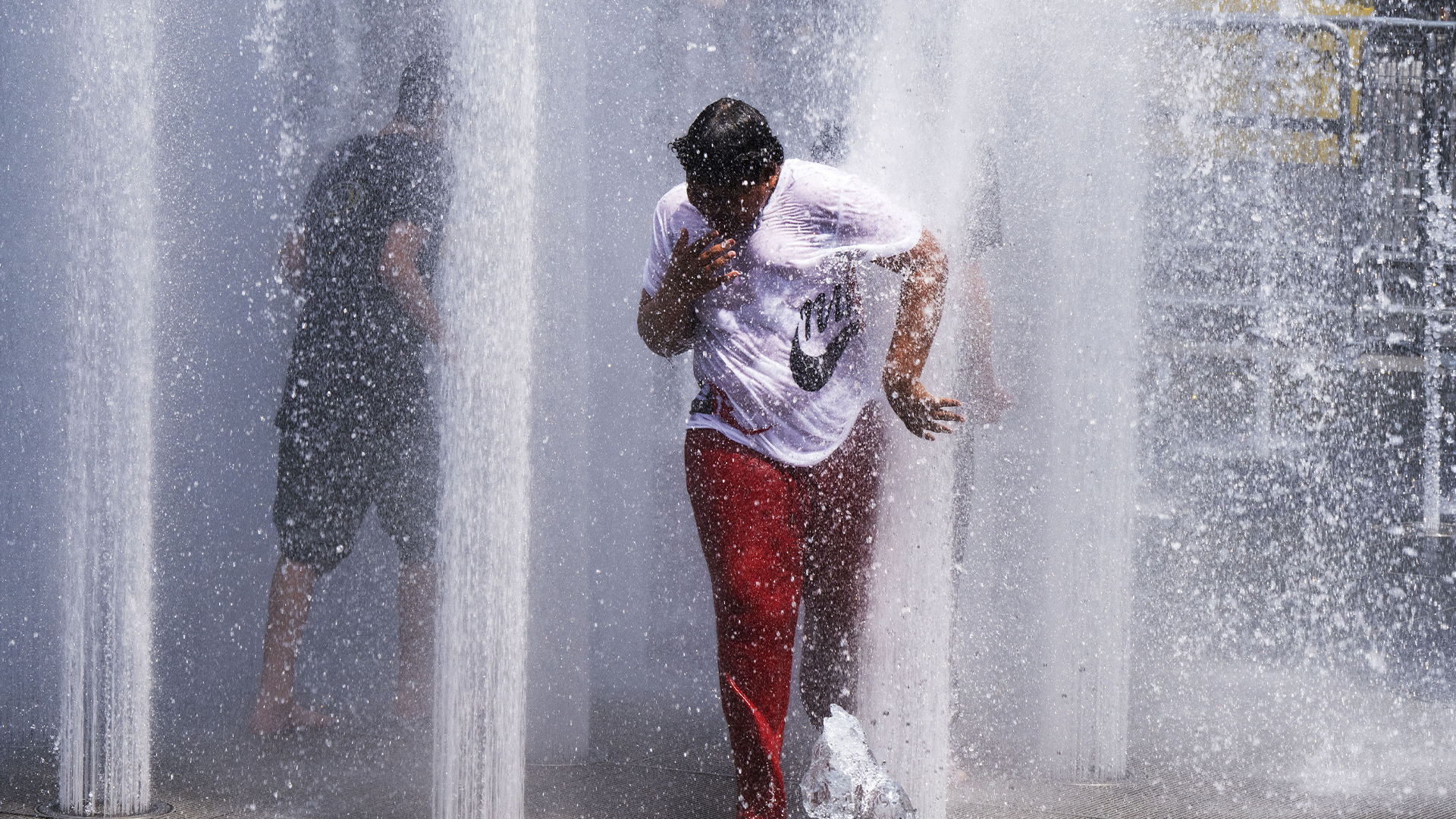 Des personnes tentent de lutter contre la chaleur de 30°C à Montréal, le mardi 18 juin 2024.