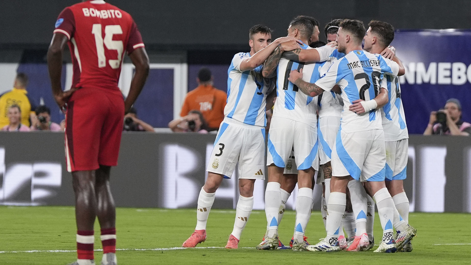 Les joueurs de l'Argentine célèbrent après que Lionel Messi ait marqué le deuxième but de son équipe contre le Canada lors d'un match de football de demi-finale de la Copa America à East Rutherford, N.J., mardi 9 juillet 2024. 