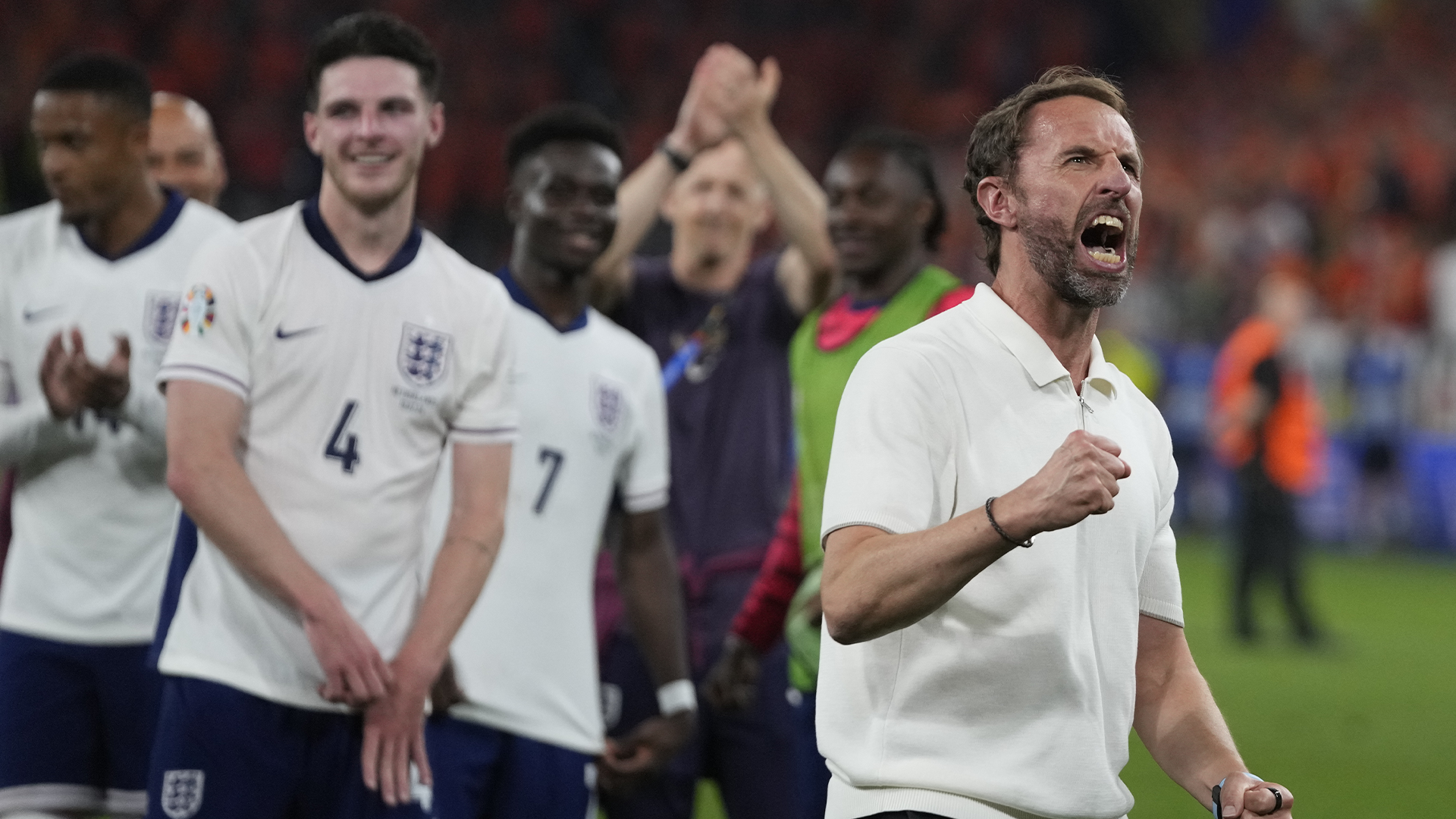 Le sélectionneur anglais Gareth Southgate célèbre avec son équipe après sa qualification en finale de l'Euro 2024, le 10 juillet 2024.