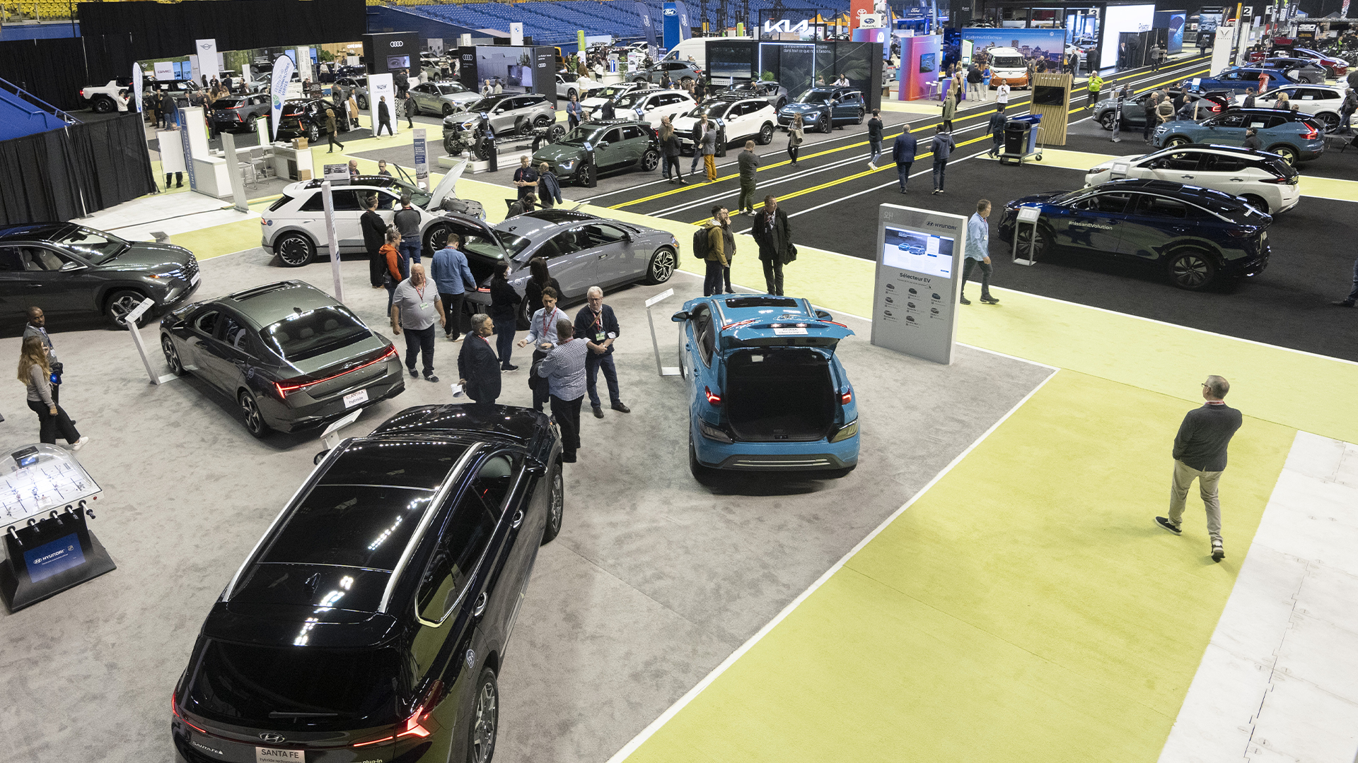 Des voitures électriques sont exposées lors de l'ouverture du Salon du véhicule électrique, le 21 avril 2023 à Montréal.