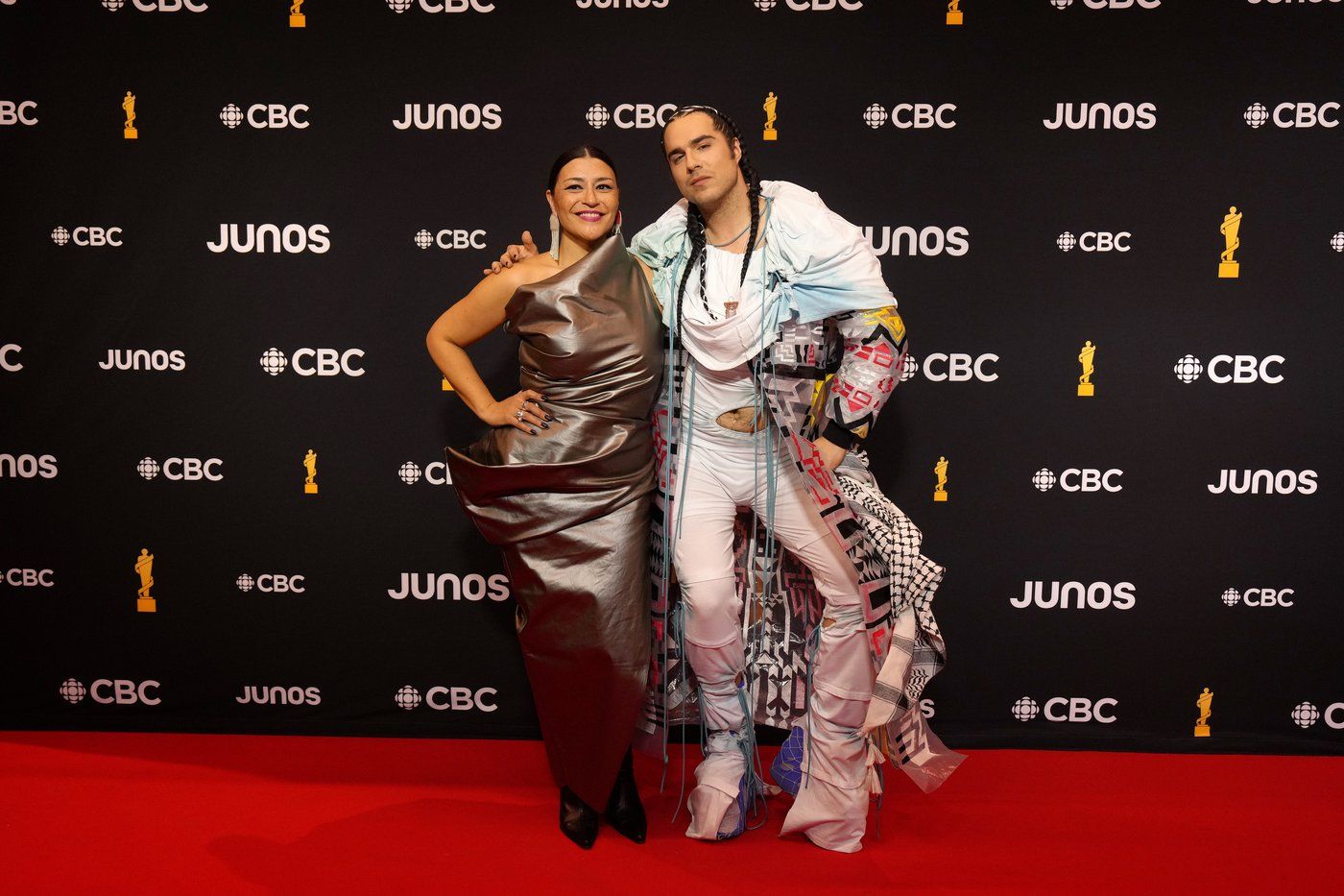 Jeremy Dutcher et Elisapie arrivent sur le tapis rouge pour la cérémonie des Juno Awards à Halifax, le dimanche 24 mars 2024.