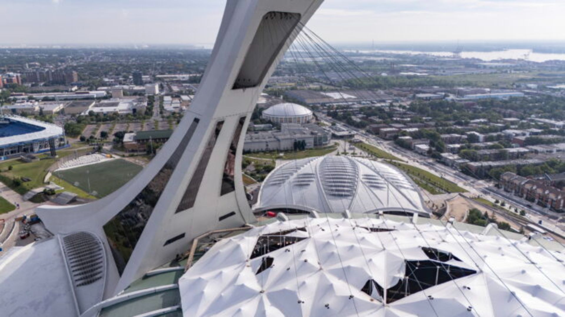 Parc olympique indique qu’il s’agit d’une «phase symbolique» du chantier de remplacement du toit du stade.