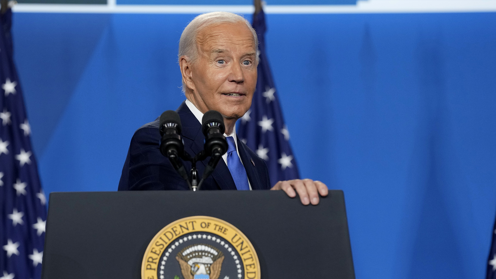 Le président Joe Biden fait un dernier commentaire avant de clore une conférence de presse à l'issue du sommet de l'OTAN à Washington, le jeudi 11 juillet 2024. 