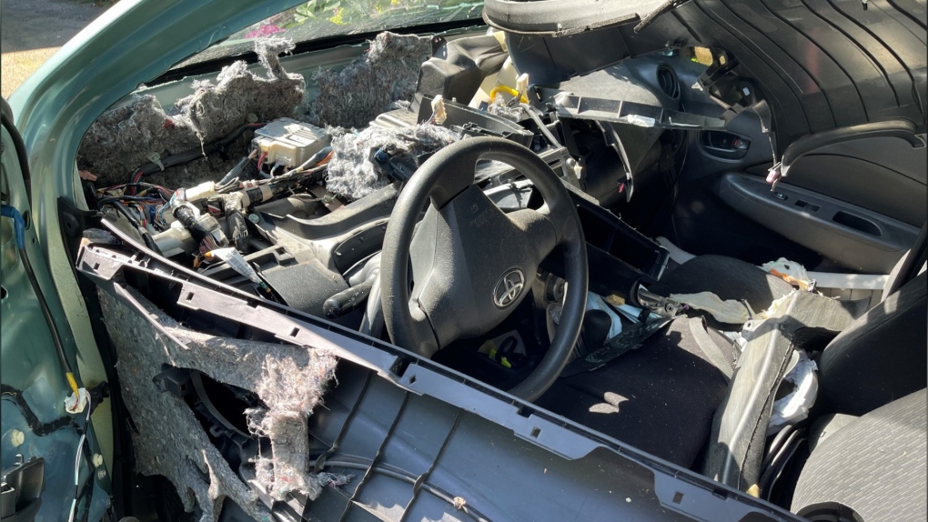 Cette photo, publiée sur X par la GRC de Coquitlam, montre l'intérieur d'une voiture où un ours a été piégé le jeudi 11 juillet 2024.